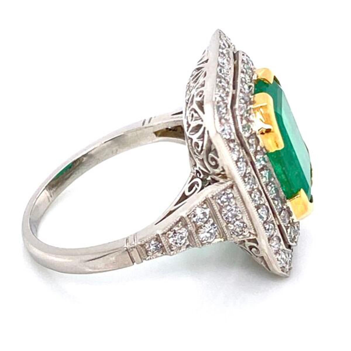 4,52 Karat Smaragdschliff Smaragd und Diamant Platin Ring Nachlass feiner Schmuck im Zustand „Hervorragend“ im Angebot in Montreal, QC