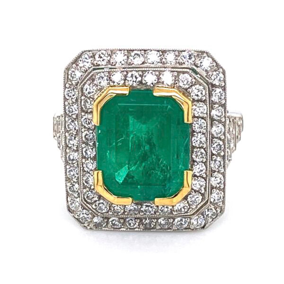 4.52 Carat Emerald Cut Emerald and Diamond Platinum Ring Estate Fine Jewelry In Excellent Condition For Sale In Montreal, QC