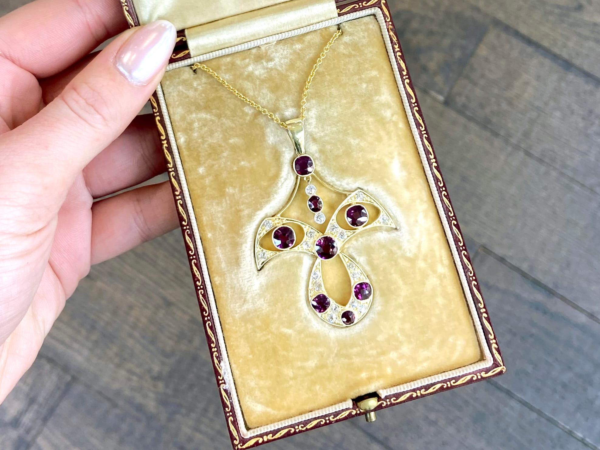 Victorien Pendentif ancien en or jaune avec diamants et grenats de 4,52 carats en vente