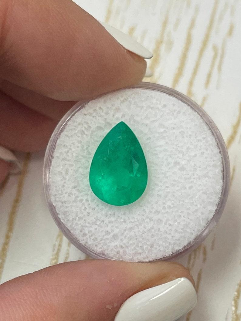 A. Stone: Smeraldo
Peso: 4,52 carati
Forma: Taglio a pera
Chiarezza: Semi-trasparente
Lucentezza: Molto buono
Colore: Verde medio giallastro
Misure: 13,17 mm x 9,11 mm x 7,18 mm
Origine geografica: Colombia
Trattamento: Naturale, oliatura

Commenti:
