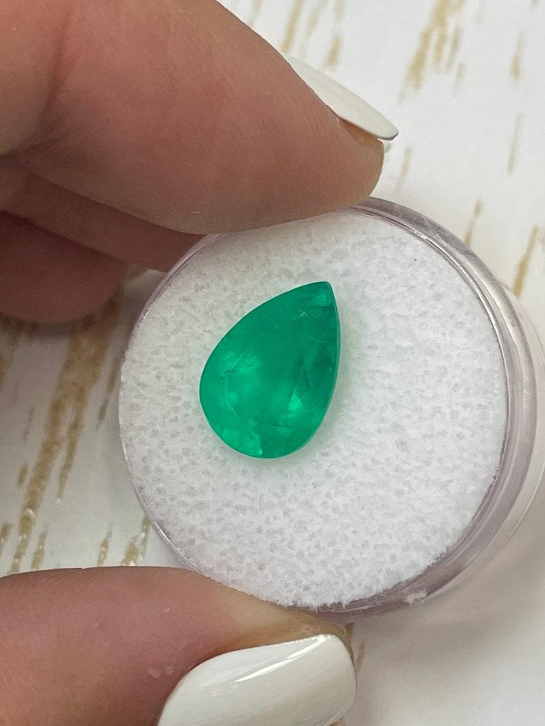 Moderno 4,52 carati di smeraldo colombiano verde giallastro tagliato a pera - Pietra di nascita di maggio, gemma autentica in vendita