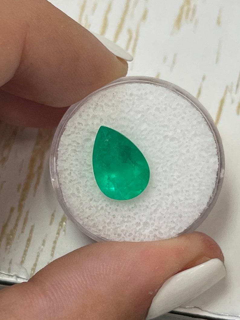 Taglio a goccia 4,52 carati di smeraldo colombiano verde giallastro tagliato a pera - Pietra di nascita di maggio, gemma autentica in vendita