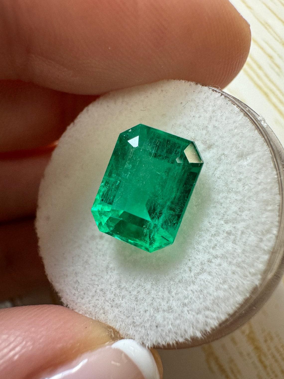 Modern 4.53 Carat 11x8 Vivid Muzo Green Loose Colombian Emerald - Emerald Cut May For Sale