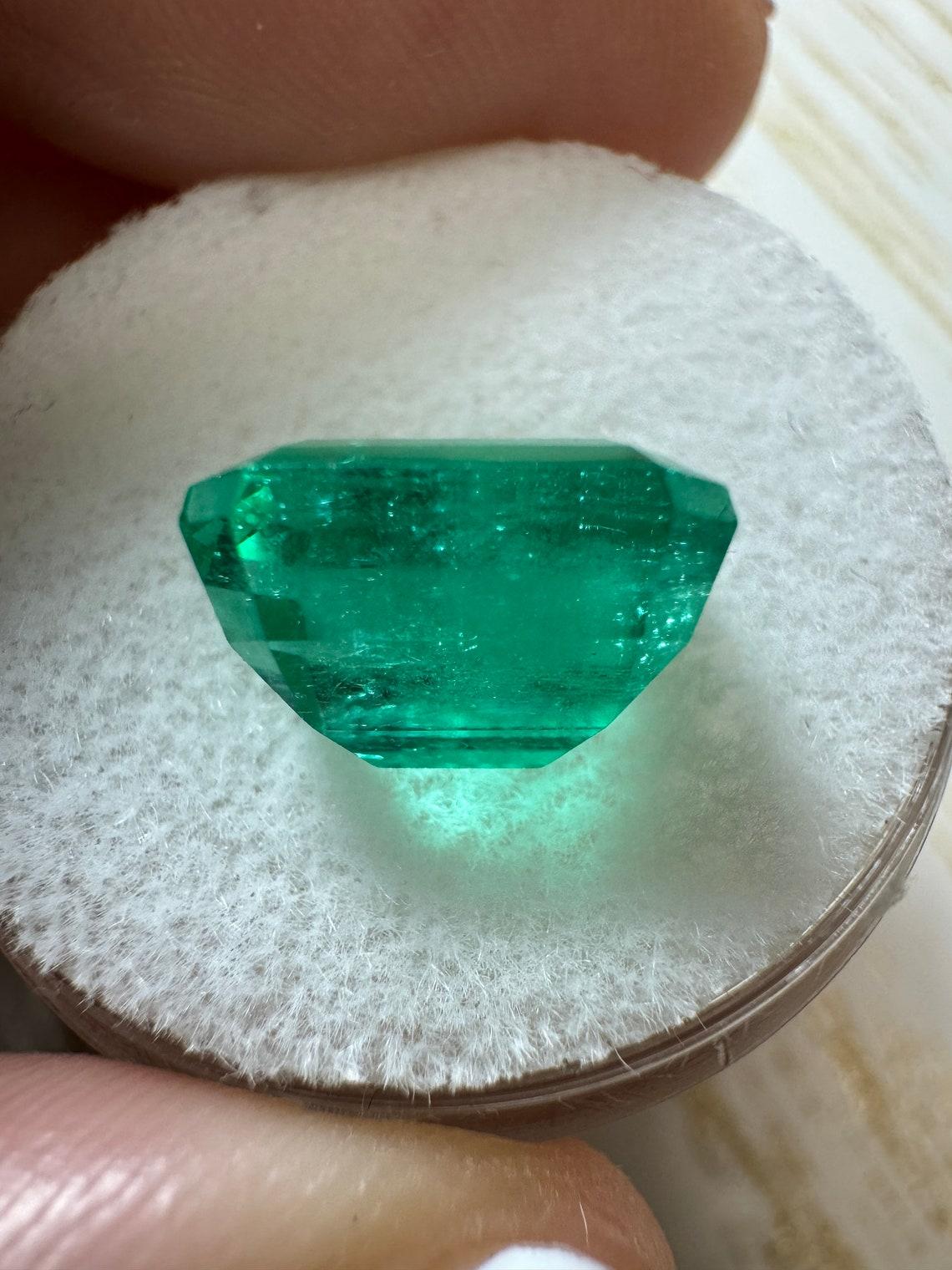 4.53 Carat 11x8 Vivid Muzo Green Loose Colombian Emerald - Emerald Cut May In New Condition For Sale In Jupiter, FL