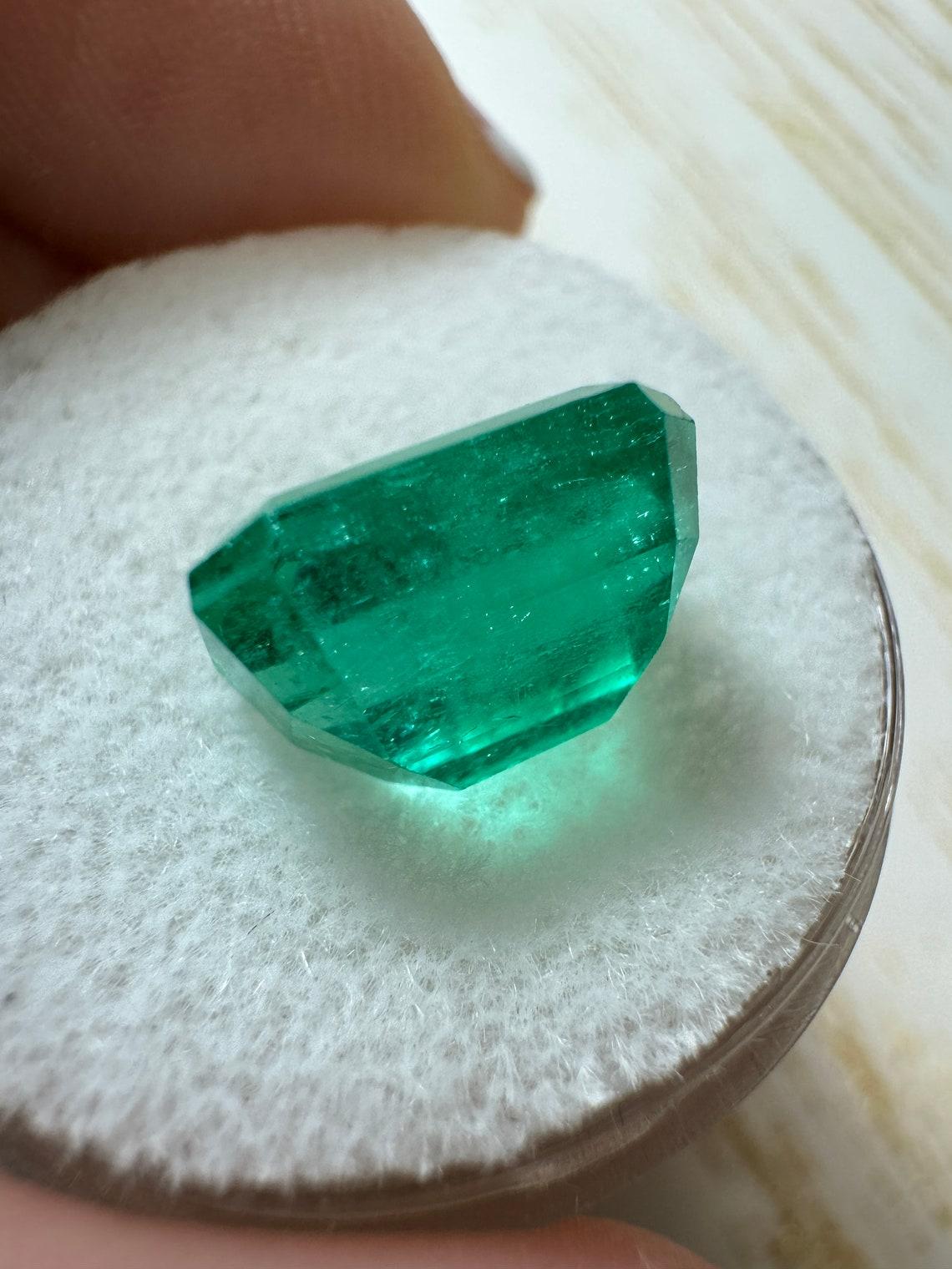 Women's 4.53 Carat 11x8 Vivid Muzo Green Loose Colombian Emerald - Emerald Cut May For Sale