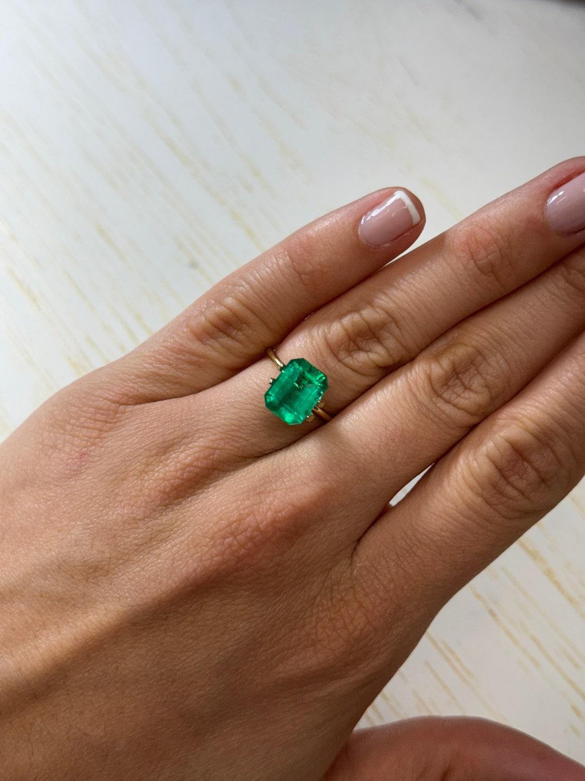 4.53 Carat 11x8 Vivid Muzo Green Loose Colombian Emerald - Emerald Cut May For Sale 1