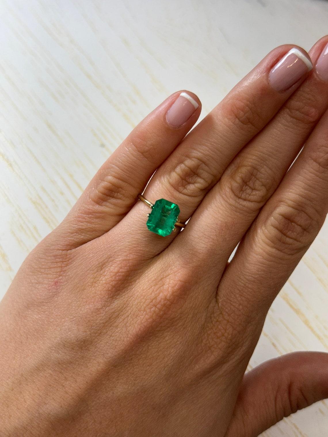 4.53 Carat 11x8 Vivid Muzo Green Loose Colombian Emerald - Emerald Cut May For Sale 2