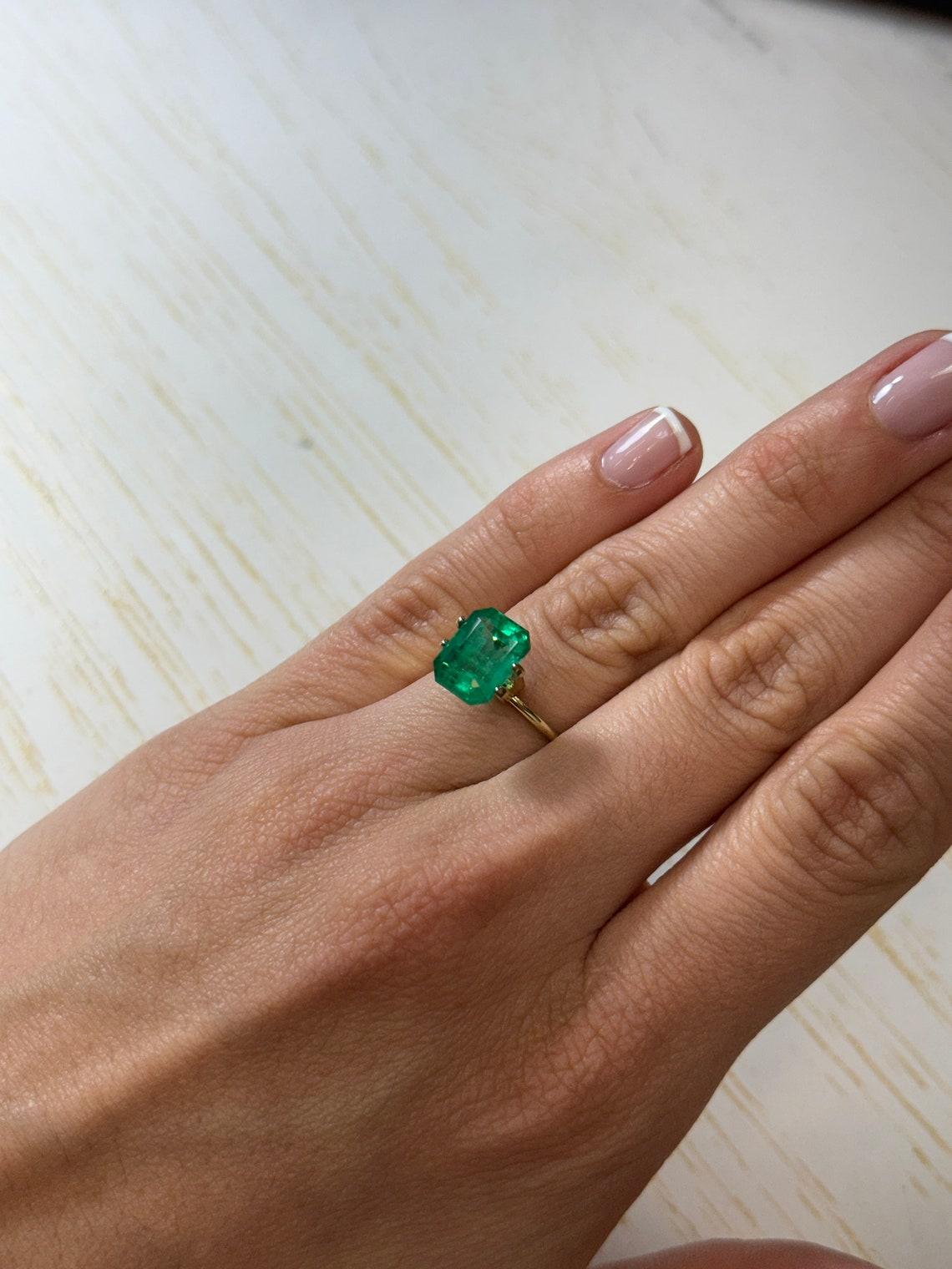 4.53 Carat 11x8 Vivid Muzo Green Loose Colombian Emerald - Emerald Cut May For Sale 3