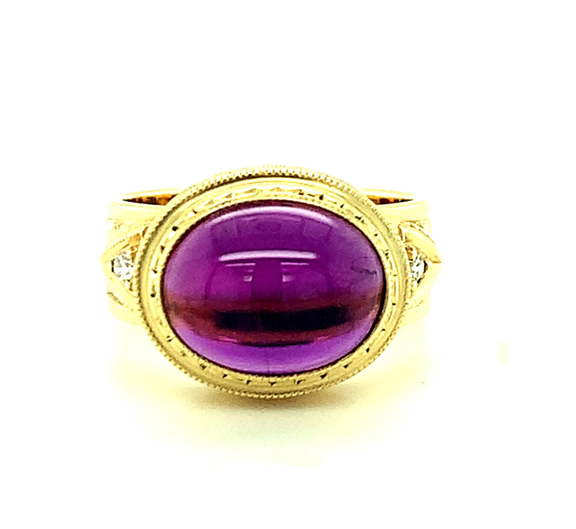 Cette magnifique bague à large bande présente un cabochon d'améthyste de 4,53 carats richement coloré, serti de deux diamants étincelants dans une monture en or jaune 18 carats faite à la main. Sertie d'est en ouest sur le doigt, cette améthyste est