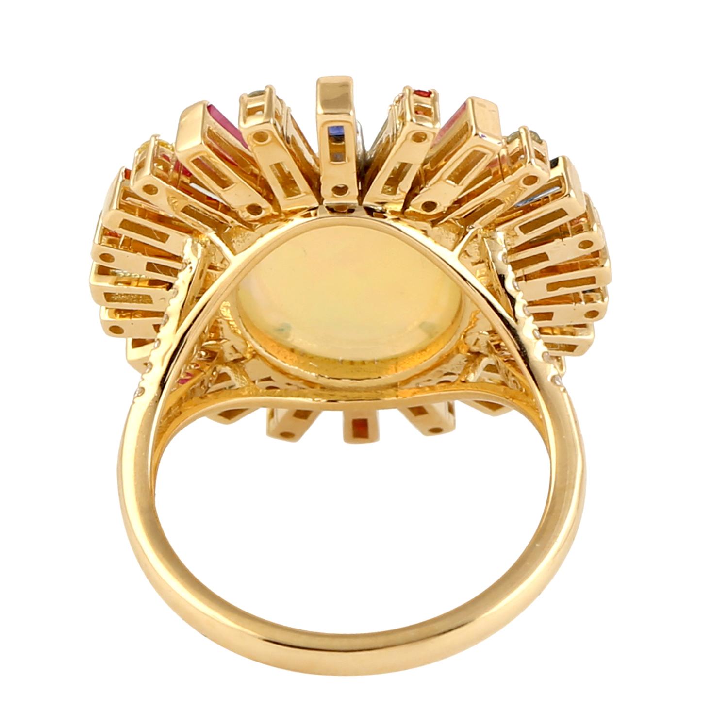 Este anillo ha sido meticulosamente elaborado en oro de 14 quilates.  Está engastado a mano con ópalo etíope de 4,53 quilates, zafiro de 2,07 quilates y diamantes brillantes de 0,35 quilates. 

El anillo es de la talla 7 y puede cambiarse a una