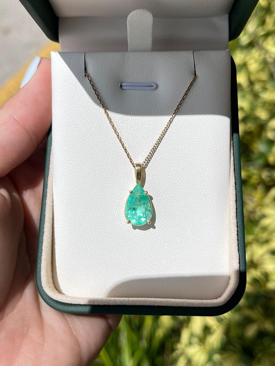 Taille poire Collier solitaire en or jaune 14 carats avec émeraude de Colombie de 4,54 carats, taille poire en vente