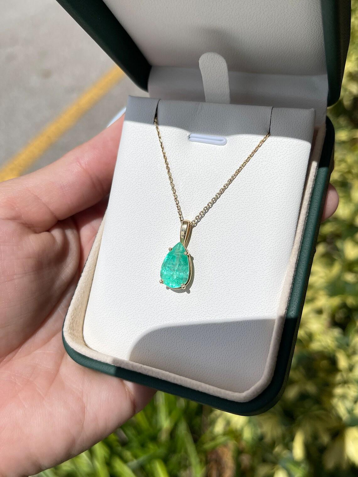 Collier solitaire en or jaune 14 carats avec émeraude de Colombie de 4,54 carats, taille poire Neuf - En vente à Jupiter, FL