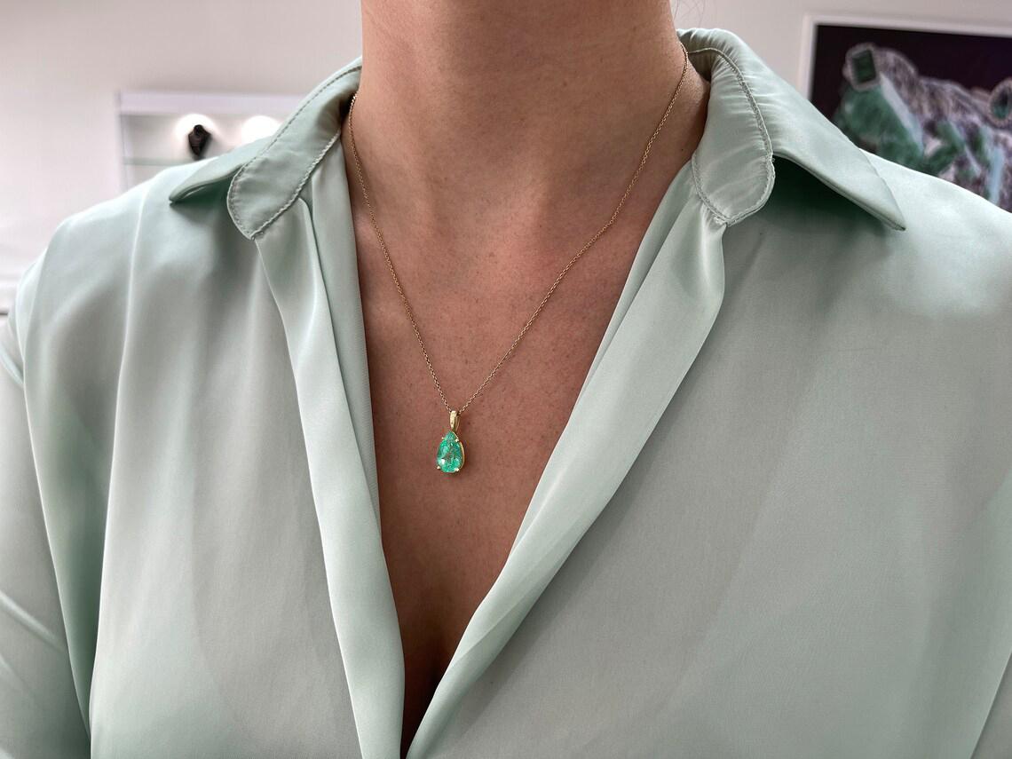 Collier solitaire en or jaune 14 carats avec émeraude de Colombie de 4,54 carats, taille poire en vente 1