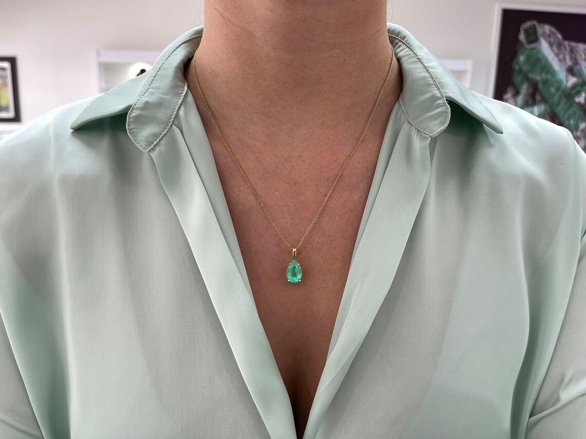 Collier solitaire en or jaune 14 carats avec émeraude de Colombie de 4,54 carats, taille poire en vente 2