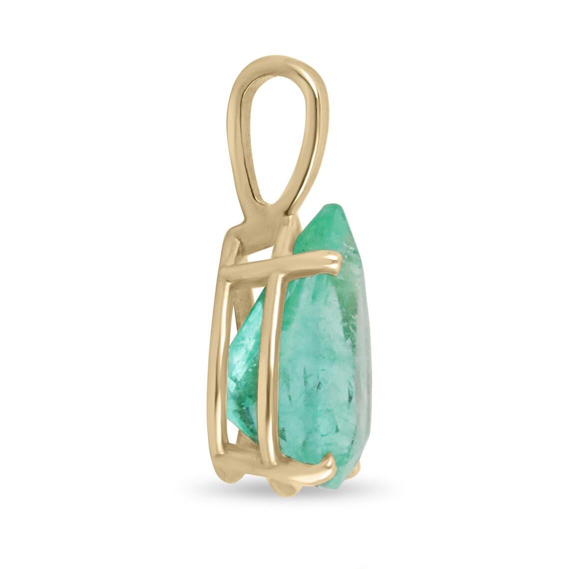 Le collier présenté est un solitaire classique d'émeraude colombienne en or jaune 14K. Cette magnifique bague solitaire porte une émeraude de 4.54 carats dans une monture à quatre branches. Entièrement facettée, cette pierre précieuse présente une