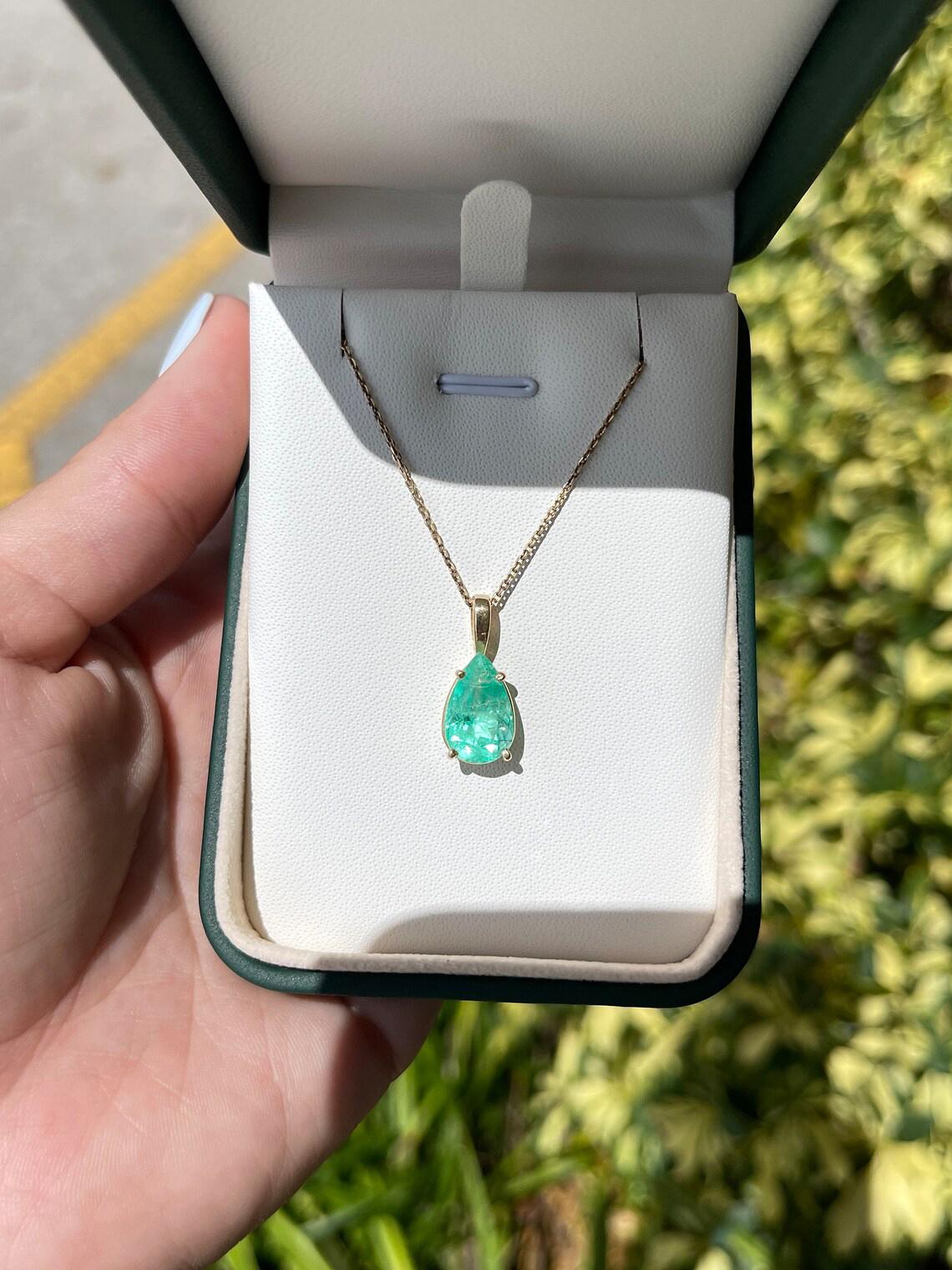 Moderne Collier solitaire en or jaune 14 carats avec émeraude de Colombie de 4,54 carats, taille poire en vente