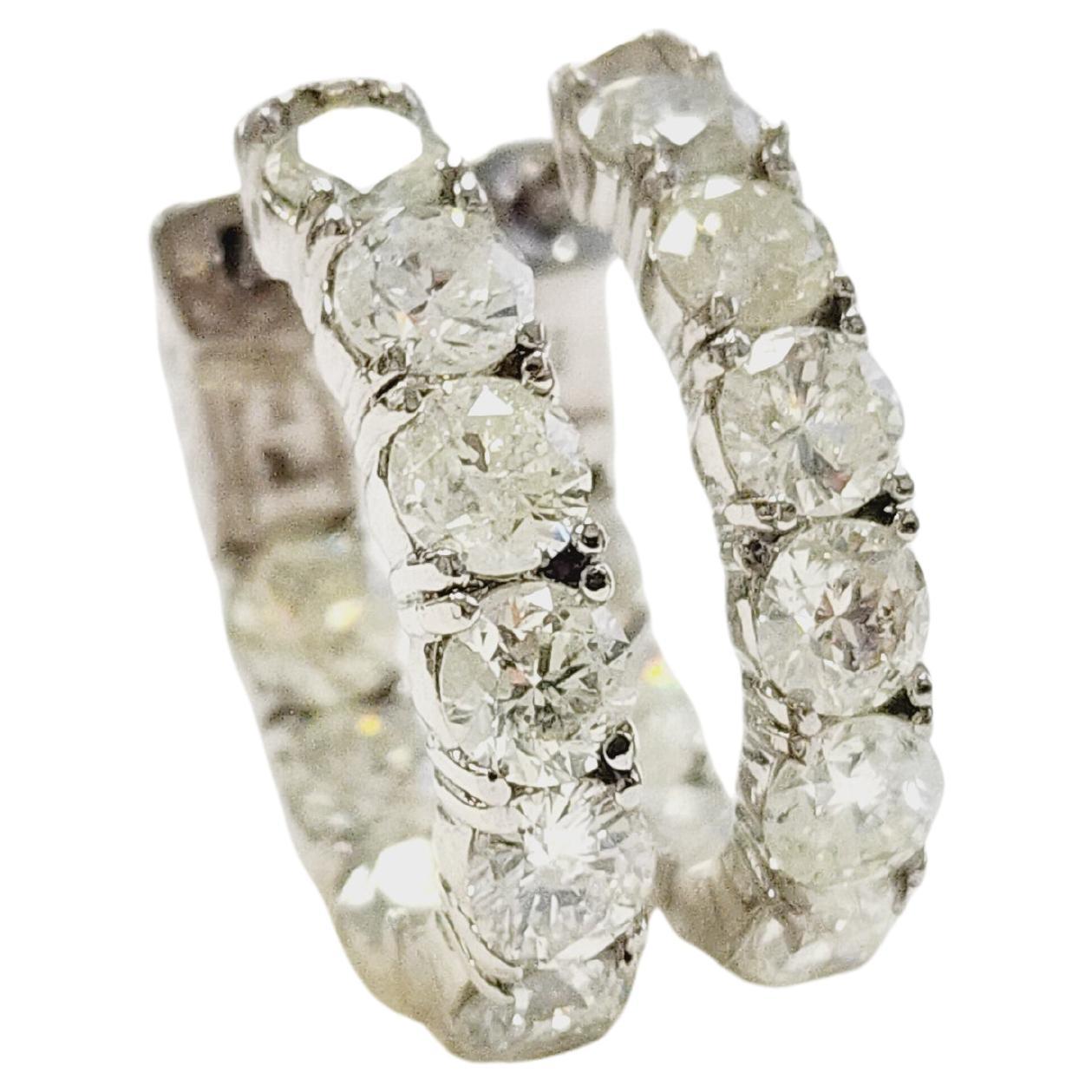 Pendientes Huggie Hoops de diamantes naturales de 4,54 quilates y oro blanco de 14 quilates