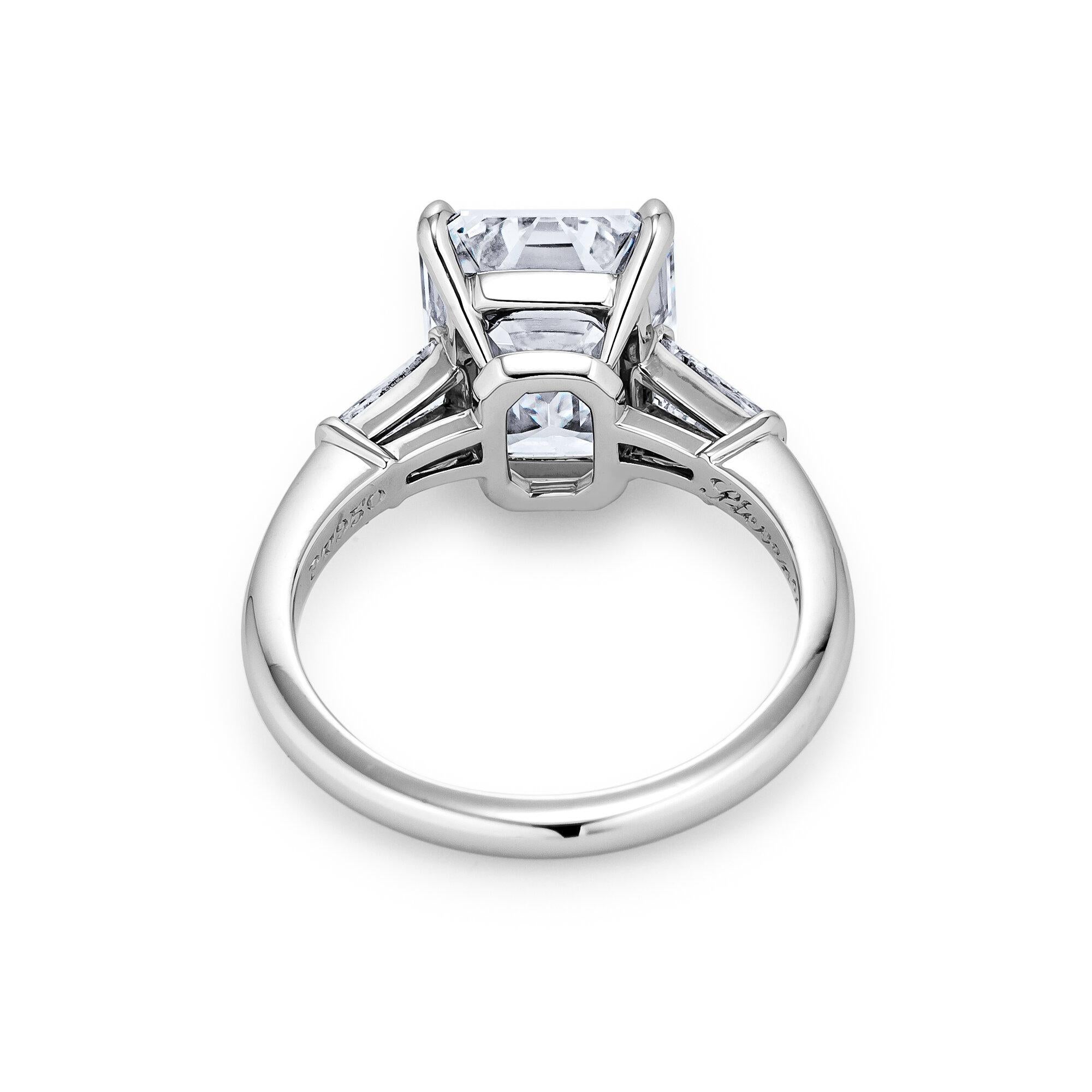4,54 Karat Smaragdschliff Diamant Platin Verlobungsring im Zustand „Neu“ im Angebot in Greenwich, CT