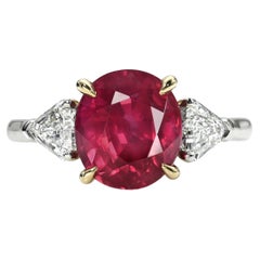 Anello a 3 pietre con rubino e diamante GIA - Platino e oro 18 carati, simbolo di passione e amore.