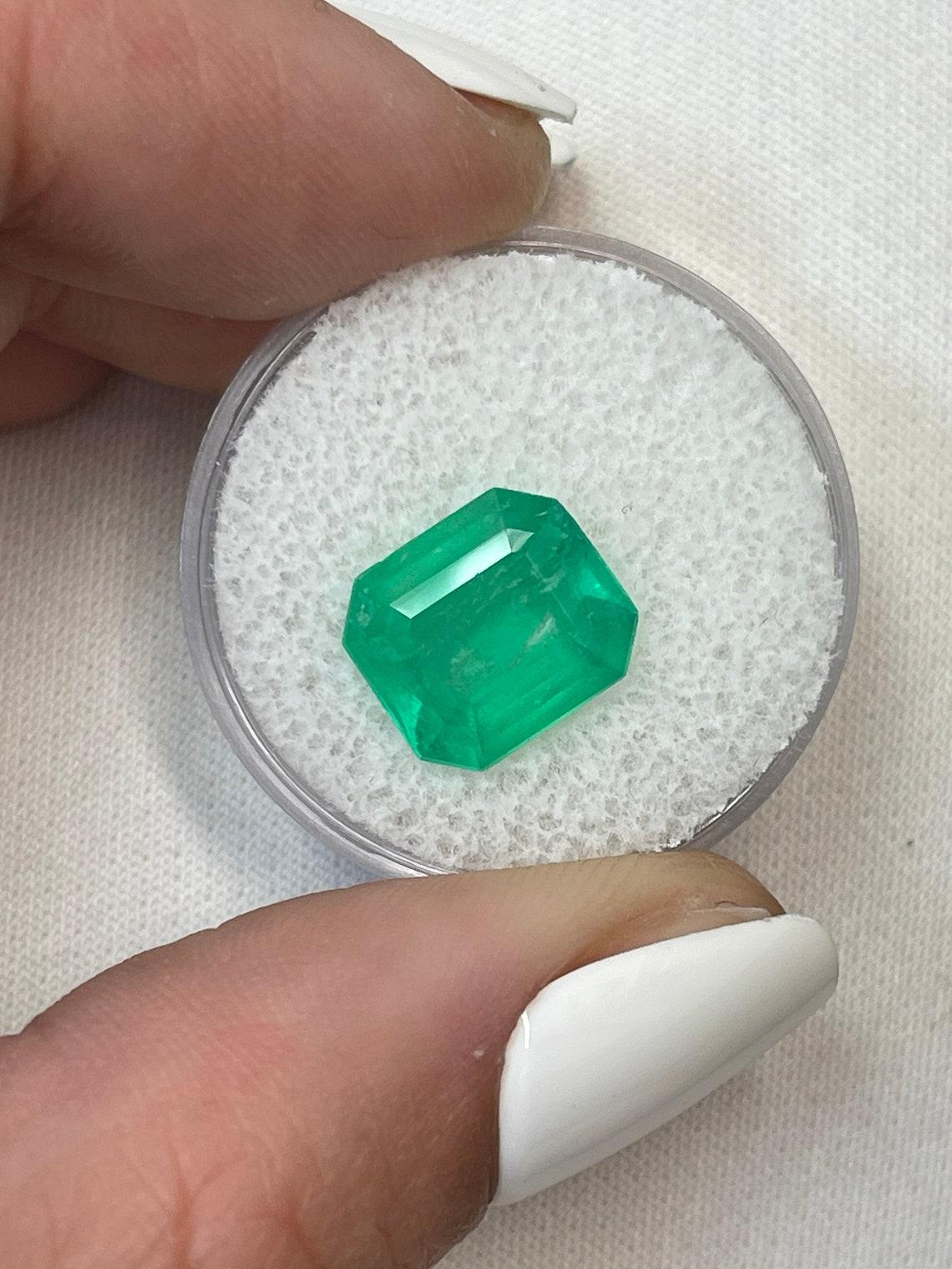 4,55 Karat 11x10 Neongrüner kolumbianischer Smaragd - Smaragdschliff Mai-Geburtsstein Edelstein (Moderne) im Angebot