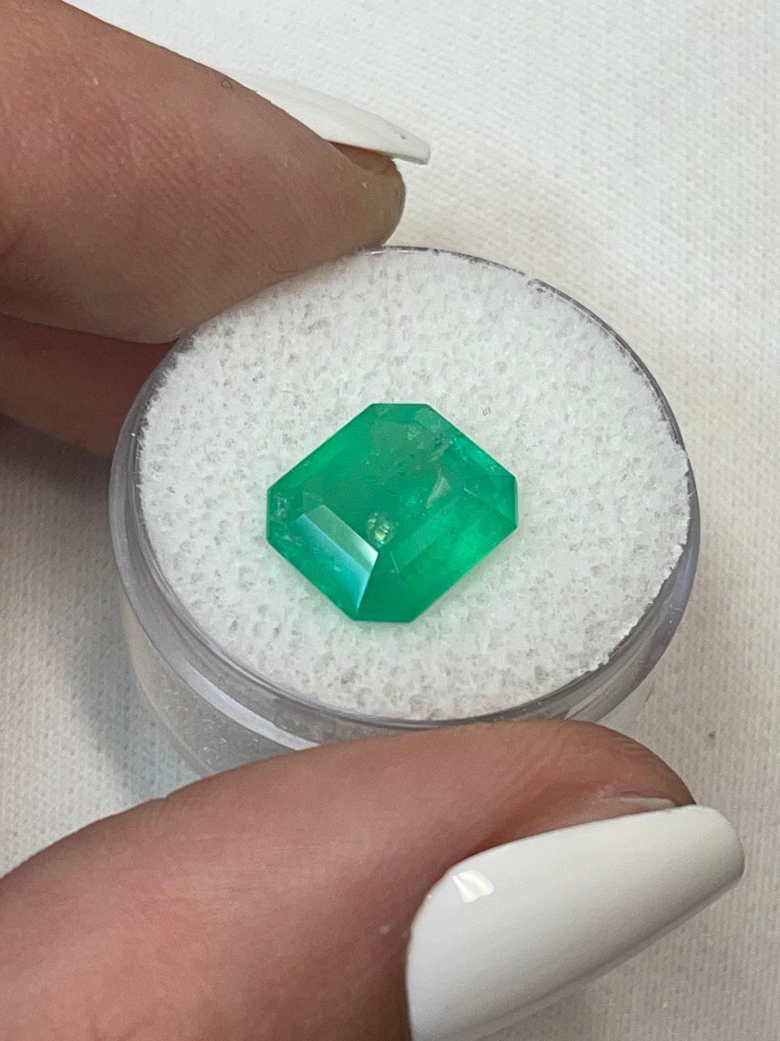 4,55 Karat 11x10 Neongrüner kolumbianischer Smaragd - Smaragdschliff Mai-Geburtsstein Edelstein Damen im Angebot