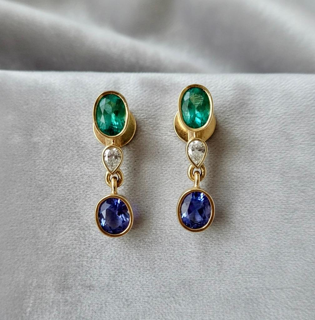 Taglio ovale Orecchini con smeraldo colombiano da 4,55 carati, tanzanite e diamanti 18 carati in vendita