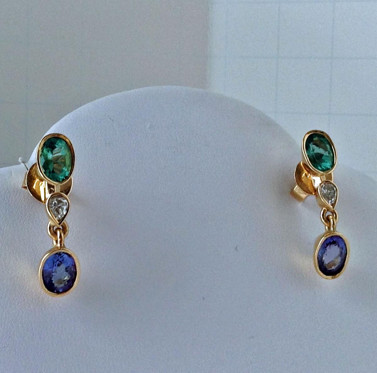 Contemporary 4.55 Carat Colombian Emerald Tanzanite and Diamond Dangle Earrings 18 Karat For Sale