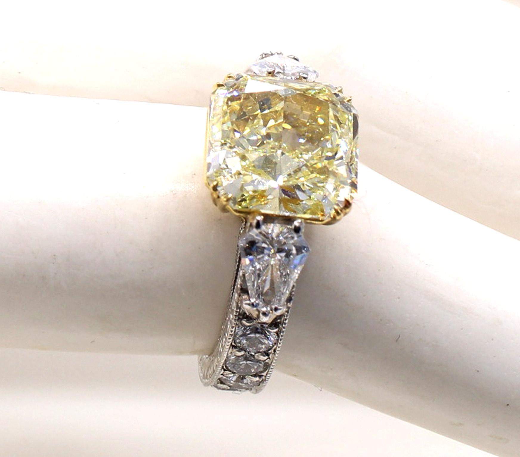 4.55 Carat Fancy Yellow Radiant Cut Diamond Platinum 18 Karat Yellow Gold Ring In Excellent Condition For Sale In New York, NY