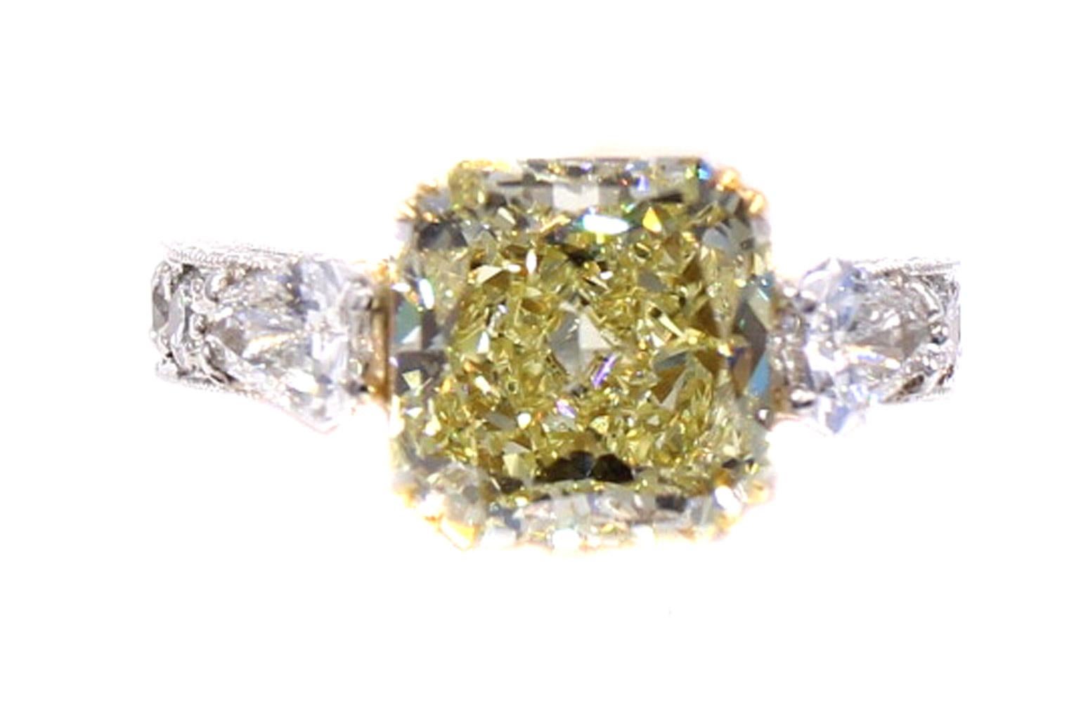 Women's or Men's 4.55 Carat Fancy Yellow Radiant Cut Diamond Platinum 18 Karat Yellow Gold Ring For Sale