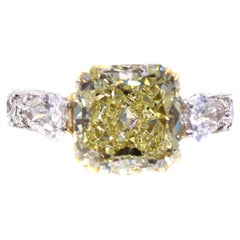Anillo de oro amarillo de 18 quilates y platino con diamante de corte radiante amarillo fantasía de 4,55 quilates
