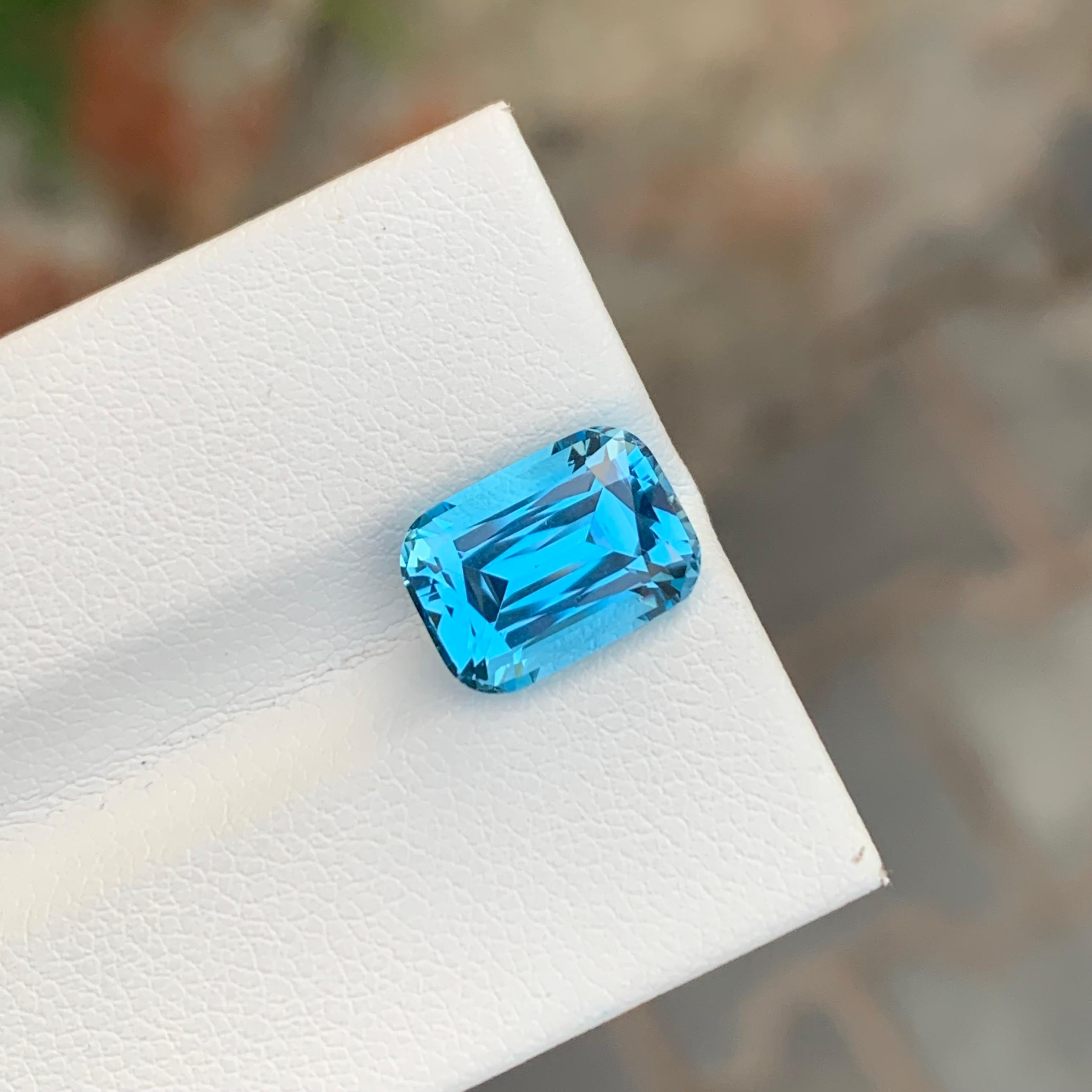 Cushion Cut 4.55 Carat Glamorous Blue Topaz Cushion Shape Gem For Jewellery For Sale