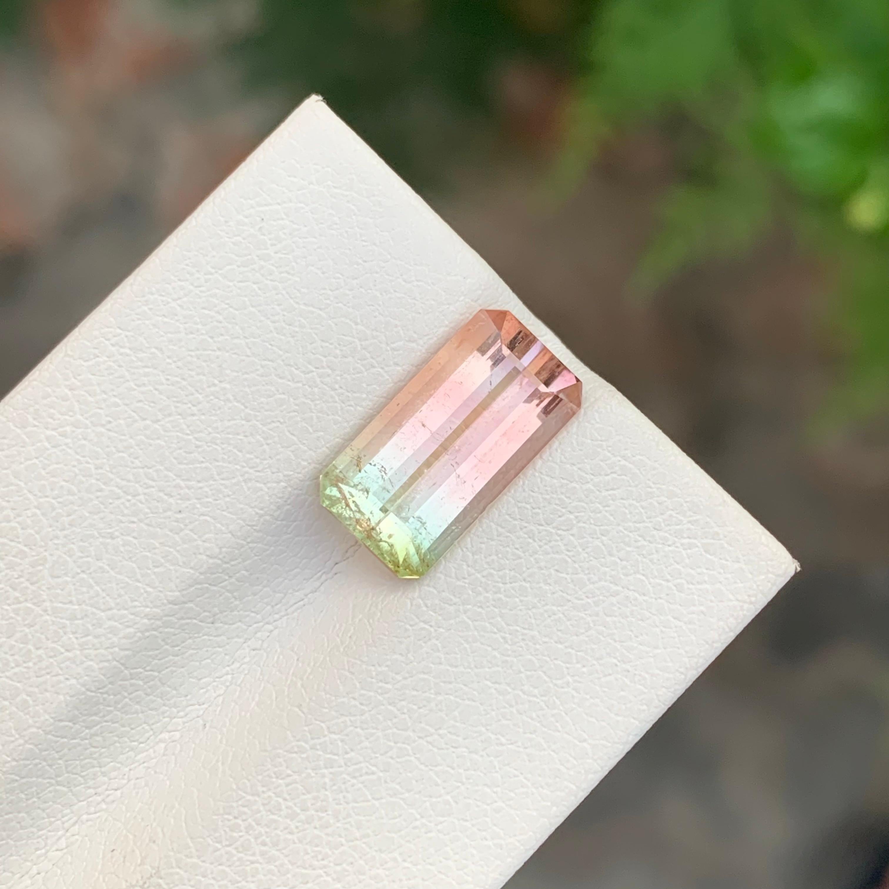 4,55 Karat natürlicher loser zweifarbiger Turmalin in Smaragdform Edelstein für Damen oder Herren im Angebot