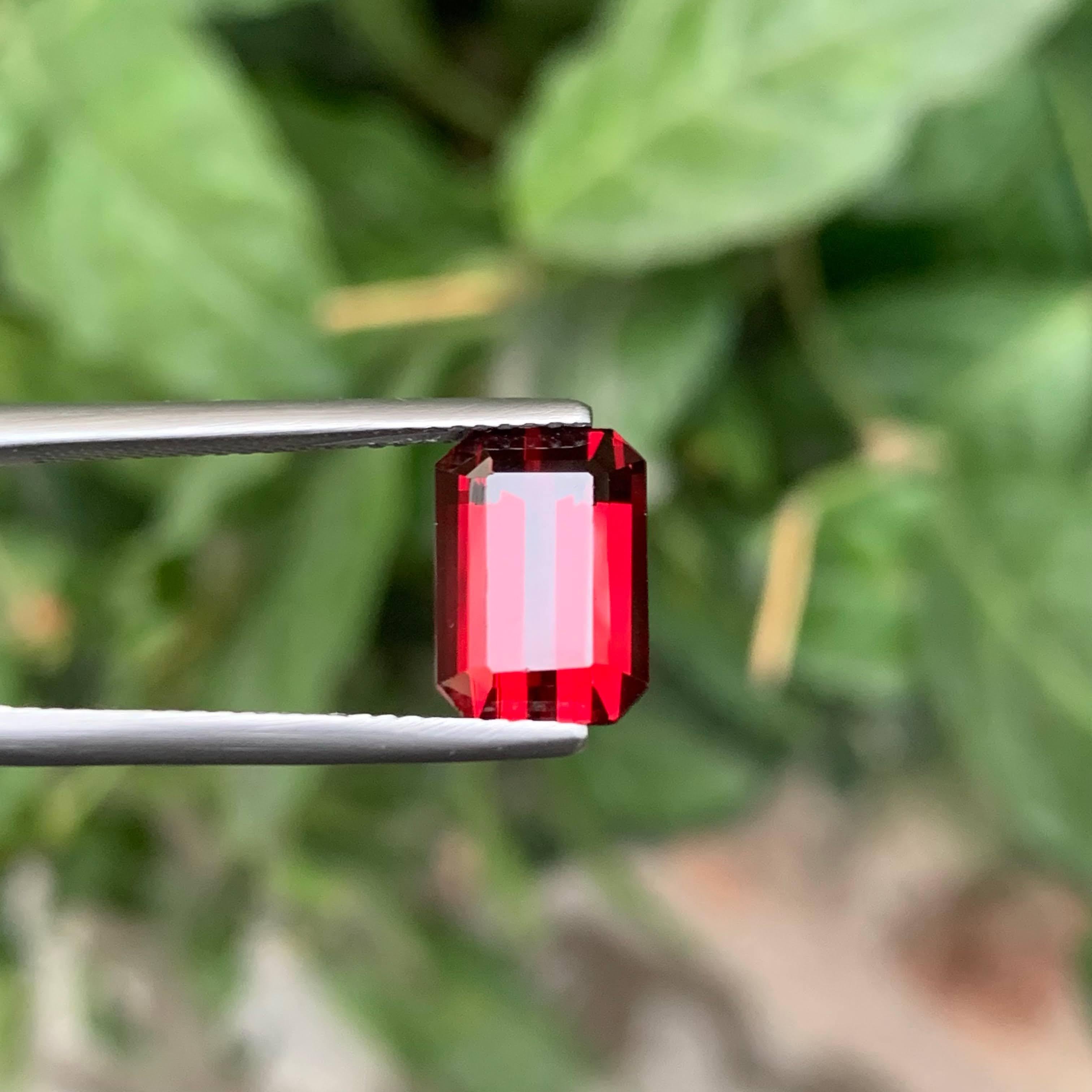 Femenino o masculino 4,55 quilates granate rojo brillante natural suelto talla esmeralda gema tanzana en venta