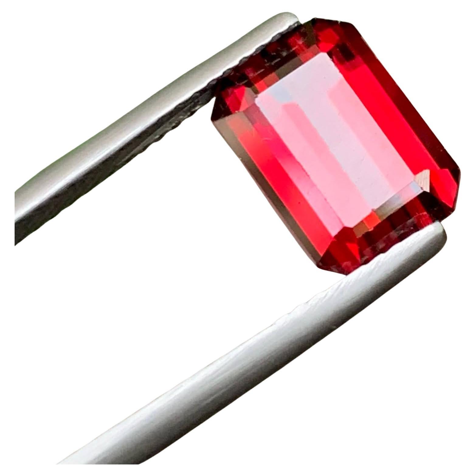 4.55 Carat Natural Loose Bright Red Garnet Emerald Cut Tanzanian Gemstone (pierre précieuse tanzanienne)