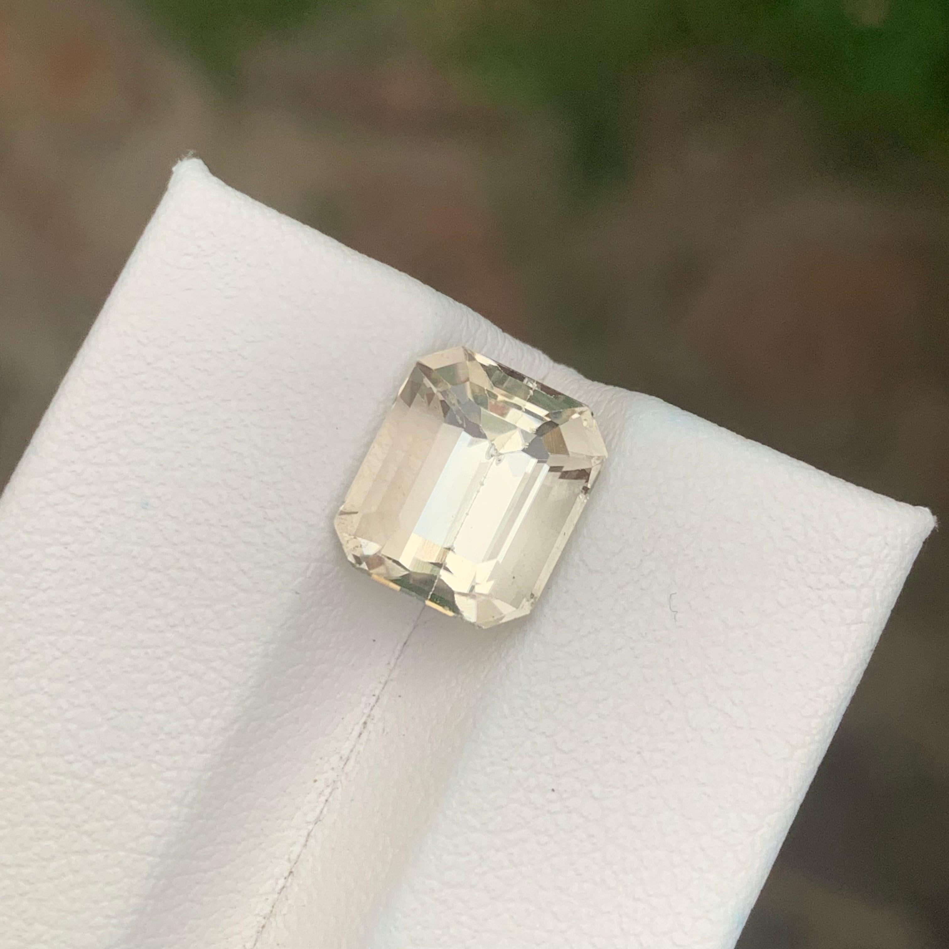 Heliodoro suelto
Peso: 4,55 quilates
Dimensión: 10 x 8,7 x 7,3 Mm
Origen: Pakistán
Forma: Esmeralda
Certificado: A petición

El heliodoro, un cautivador miembro de la familia mineral del berilo, es famoso por sus radiantes tonos dorados a amarillos.