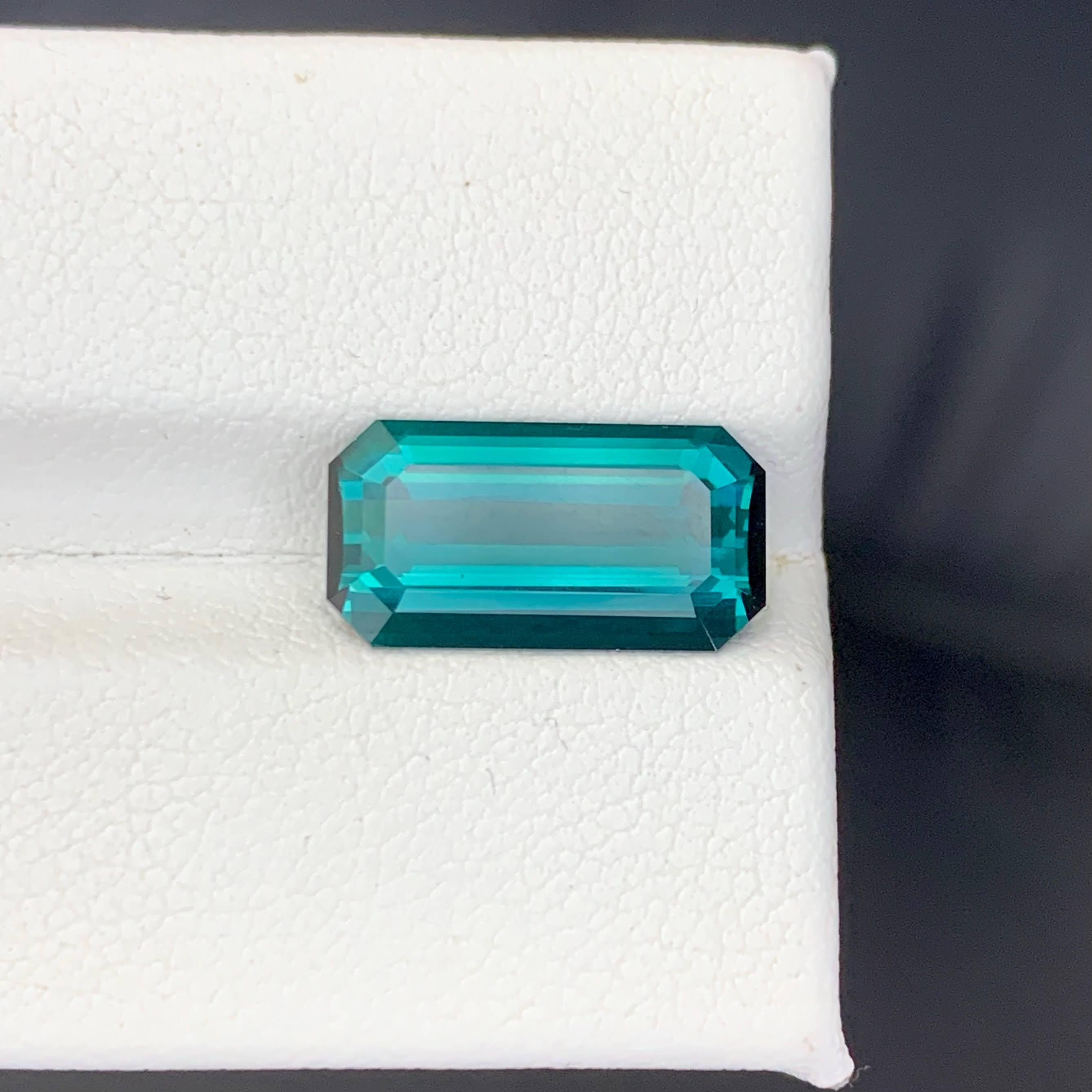 Poids 4,55 carats 
Dimensions 14.3x7.5x4.9mm
Traitement Aucun 
Origine afghane 
Clarity Loup Clean 
Forme Coupe Émeraude 





Cette tourmaline Indicolite naturelle en vrac de 4,55 carats présente une teinte bleu-vert profonde et envoûtante, ainsi