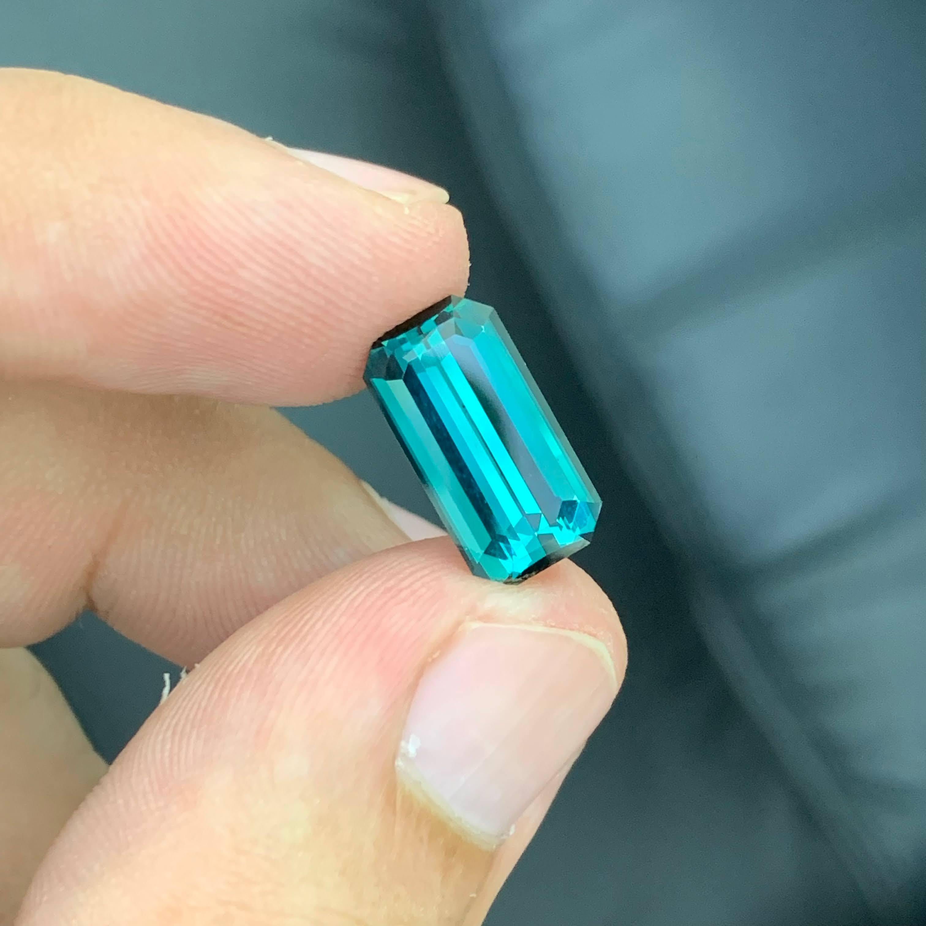 Moderne 4.55 Carat Natural Loose Indicolite Color Tourmaline Emerald Cut Afghan Gemstone (pierre précieuse afghane) en vente