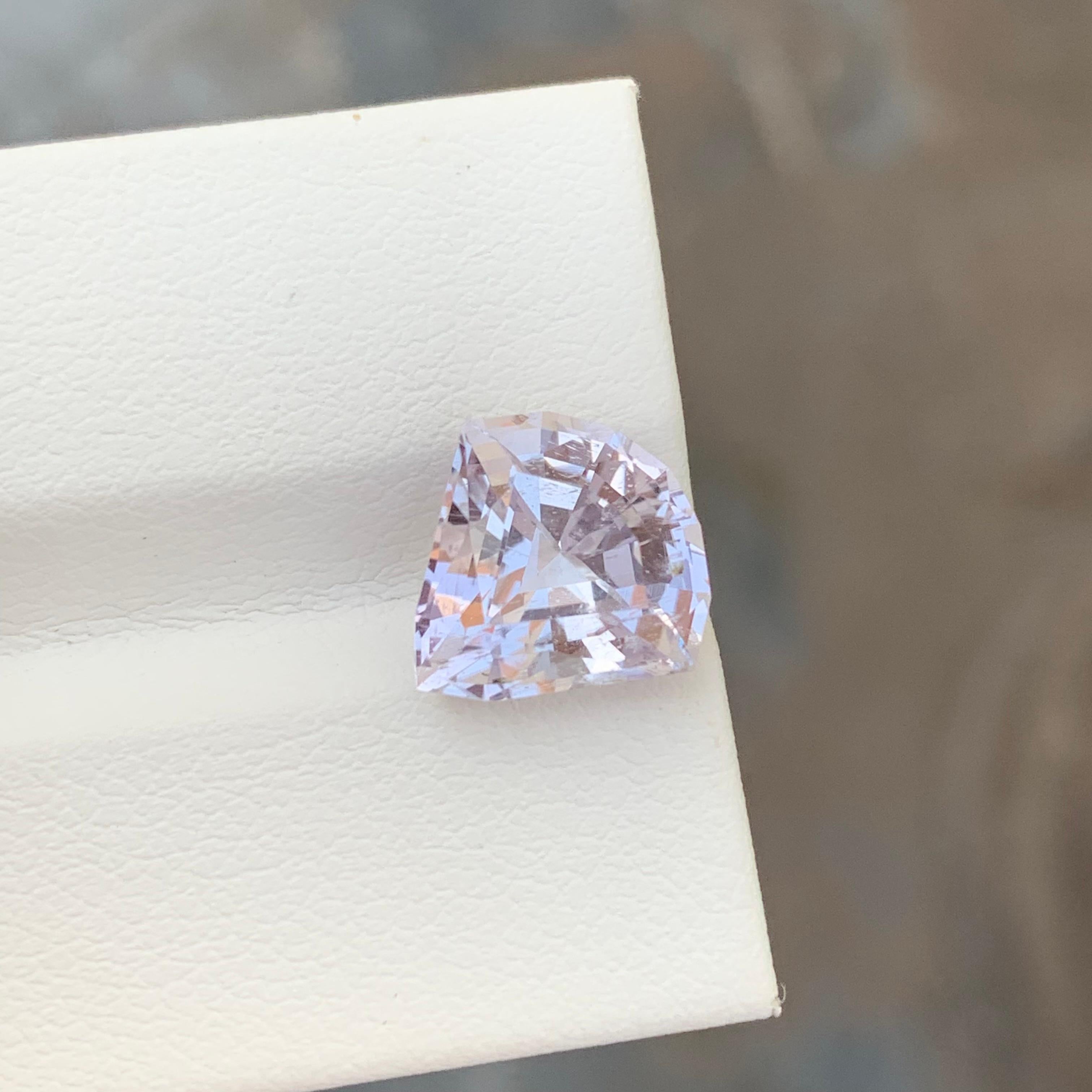 Loser Kunzit
Gewicht: 4,55 Karat
Abmessung: 11.5 x 11.6 x 6.7 Mm
Farbe: Blassrosa
Herkunft: Kunar, Afghanistan
Behandlung: Nicht
Bescheinigung: Auf Anfrage

Kunzit, ein zarter und bezaubernder Edelstein, wird wegen seiner exquisiten rosa bis