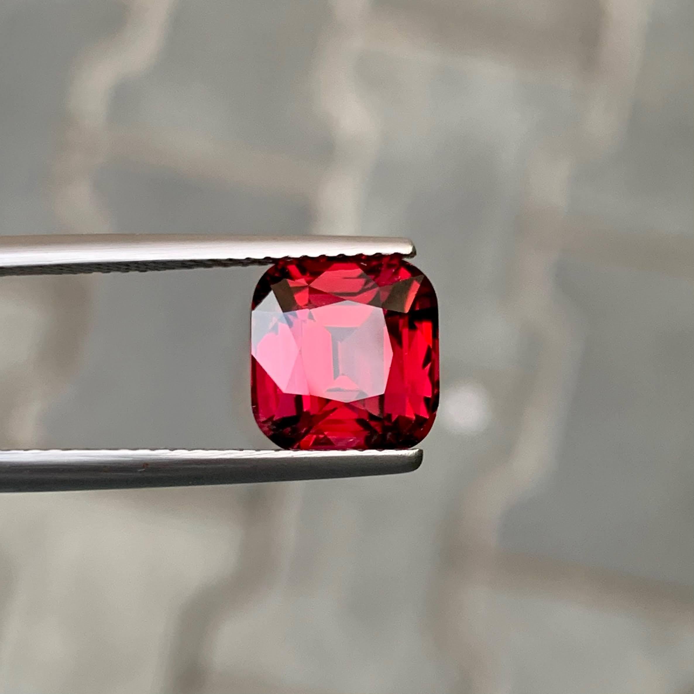 Gewicht 4,55 Karat 
Abmessungen 9,3x8,8x6,1mm
Behandlung Keine 
Herkunft Tansanisch 
Klarheit VVS 
Form Schnitt Kissen 





Dieser 4,55 Karat schwere Granatstein im Kissenschliff stammt aus Tansania, einer Region, die für ihre reichen und feurigen