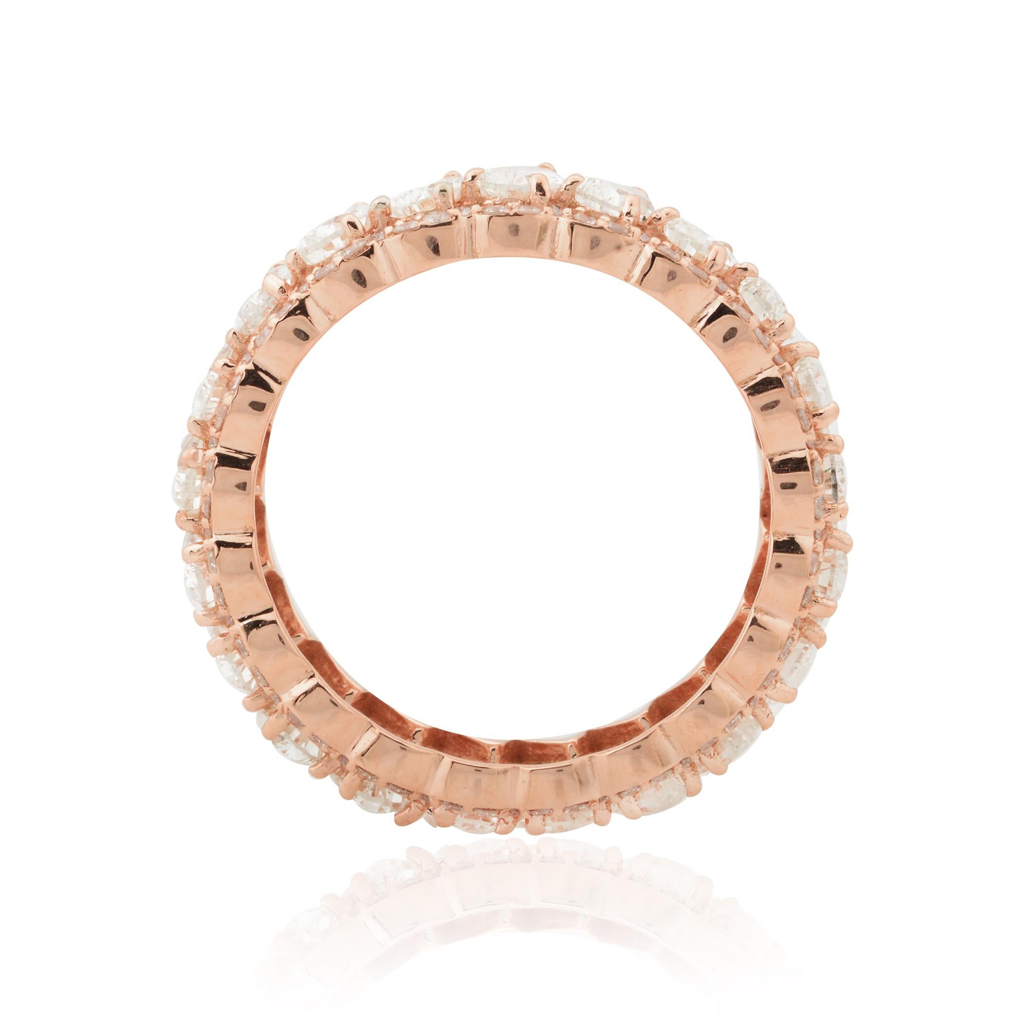 Unser atemberaubender Diamant-Ewigkeitsring ist das perfekte Symbol für ewige Liebe und Hingabe. Dieser exquisite Ring zeichnet sich durch ein Band aus schimmernden Diamanten aus, das sich rundherum erstreckt und einen unendlichen Kreis aus