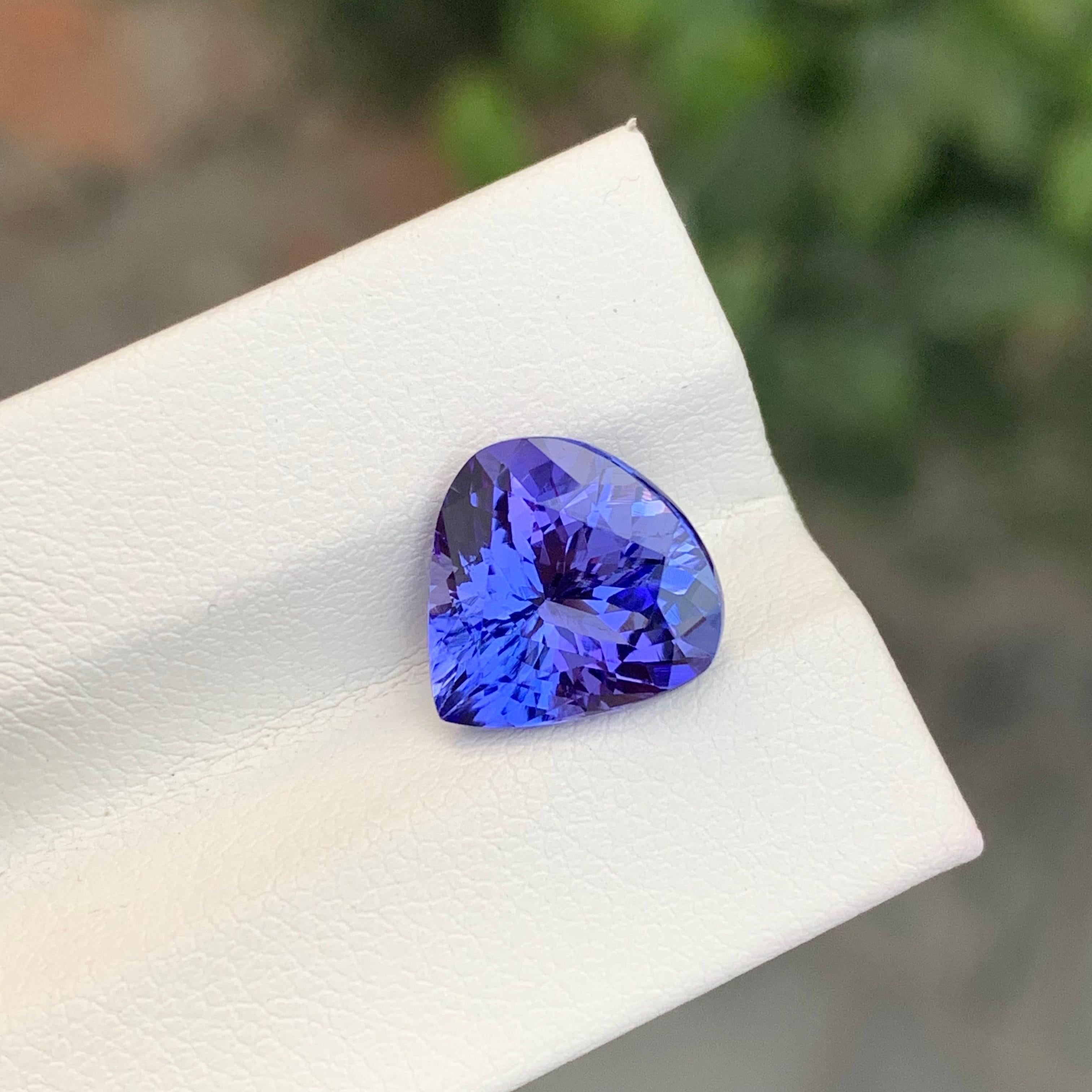 Facettierter Tansanit

Gewicht: 4,55 Karat
Abmessung: 11,3 x 11 x 6,3 mm
Die Form: Wassertropfen 
Farbe: Lila
Zertifikat: Auf Anfrage
.
Härte. Der Tansanit ist im Vergleich zum Amethyst ein etwas weicher Stein. Auf der Mohs-Skala liegt seine Härte