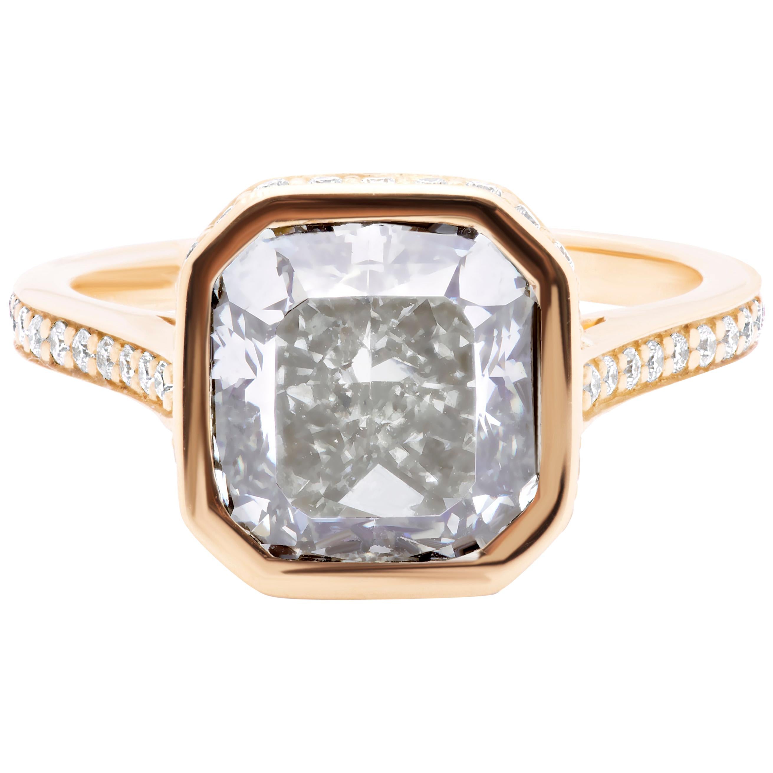 4.55 Carat Very Light Gray Radiant Cut Diamond 18K Yellow Gold Engagement Ring For Sale