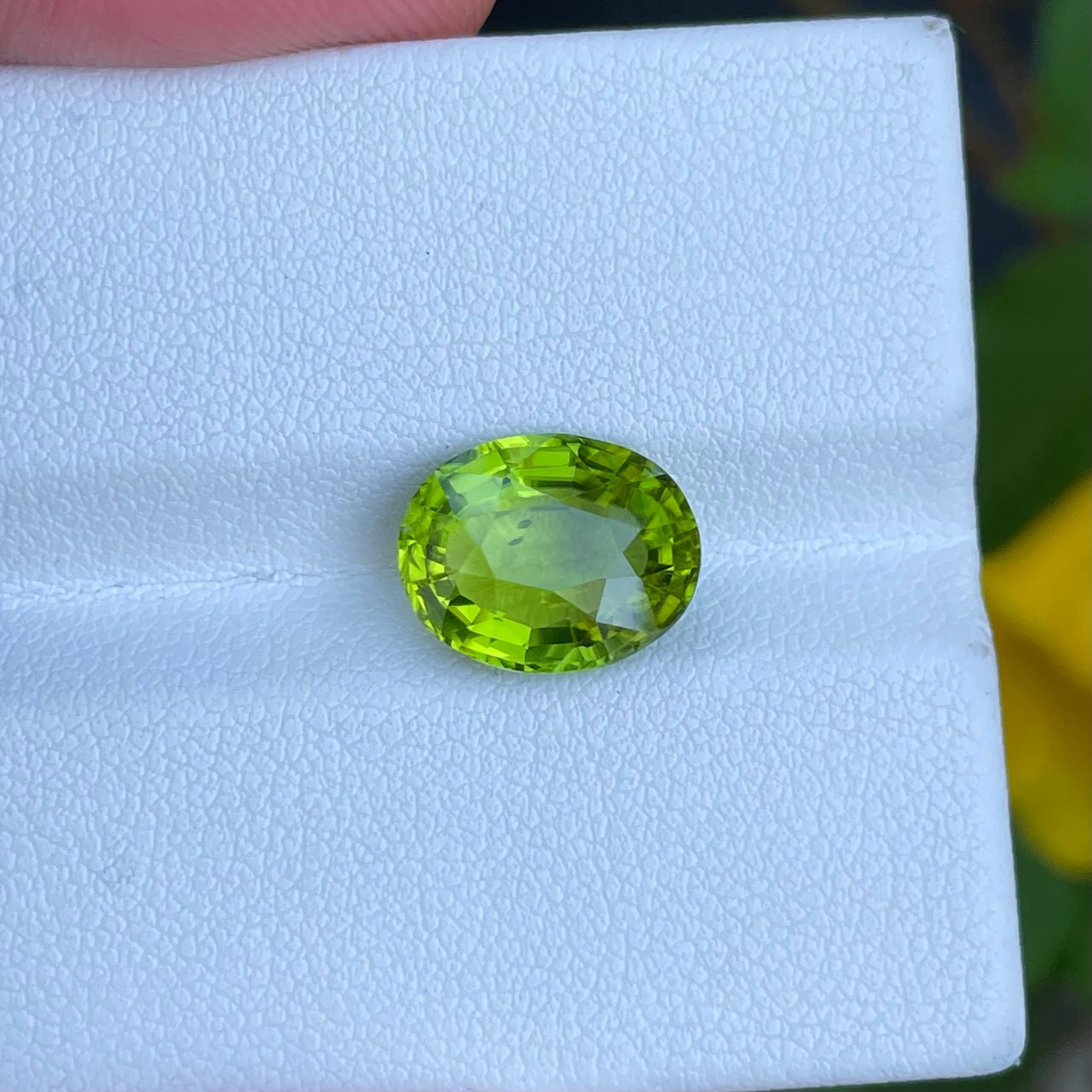 Modern 4.55 carats Green Loose Peridot Stone Fancy Oval Cut Natural Pakistani Gemstone For Sale