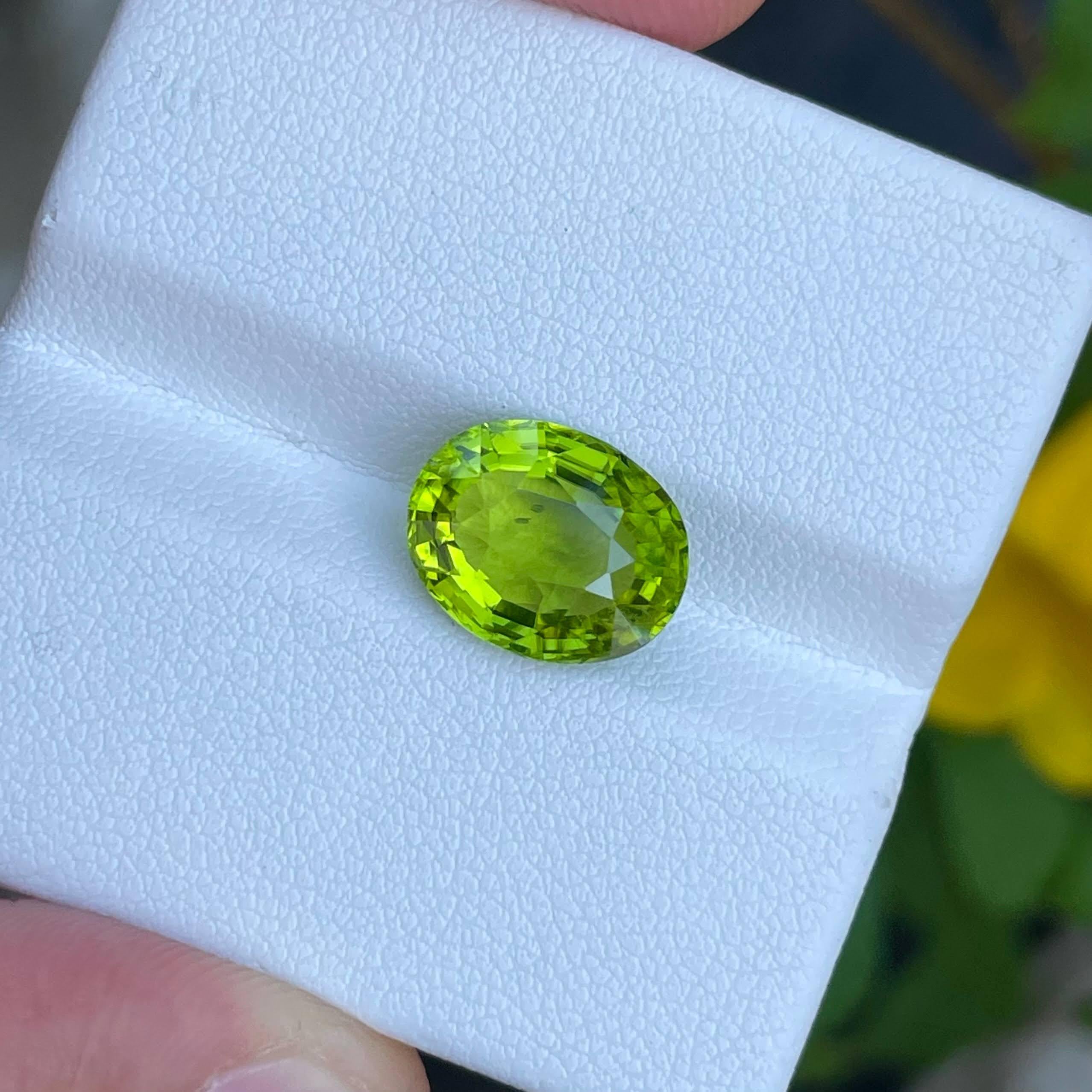 4.55 carats Green Loose Peridot Stone Fancy Oval Cut Natural Pakistani Gemstone In New Condition For Sale In Bangkok, TH