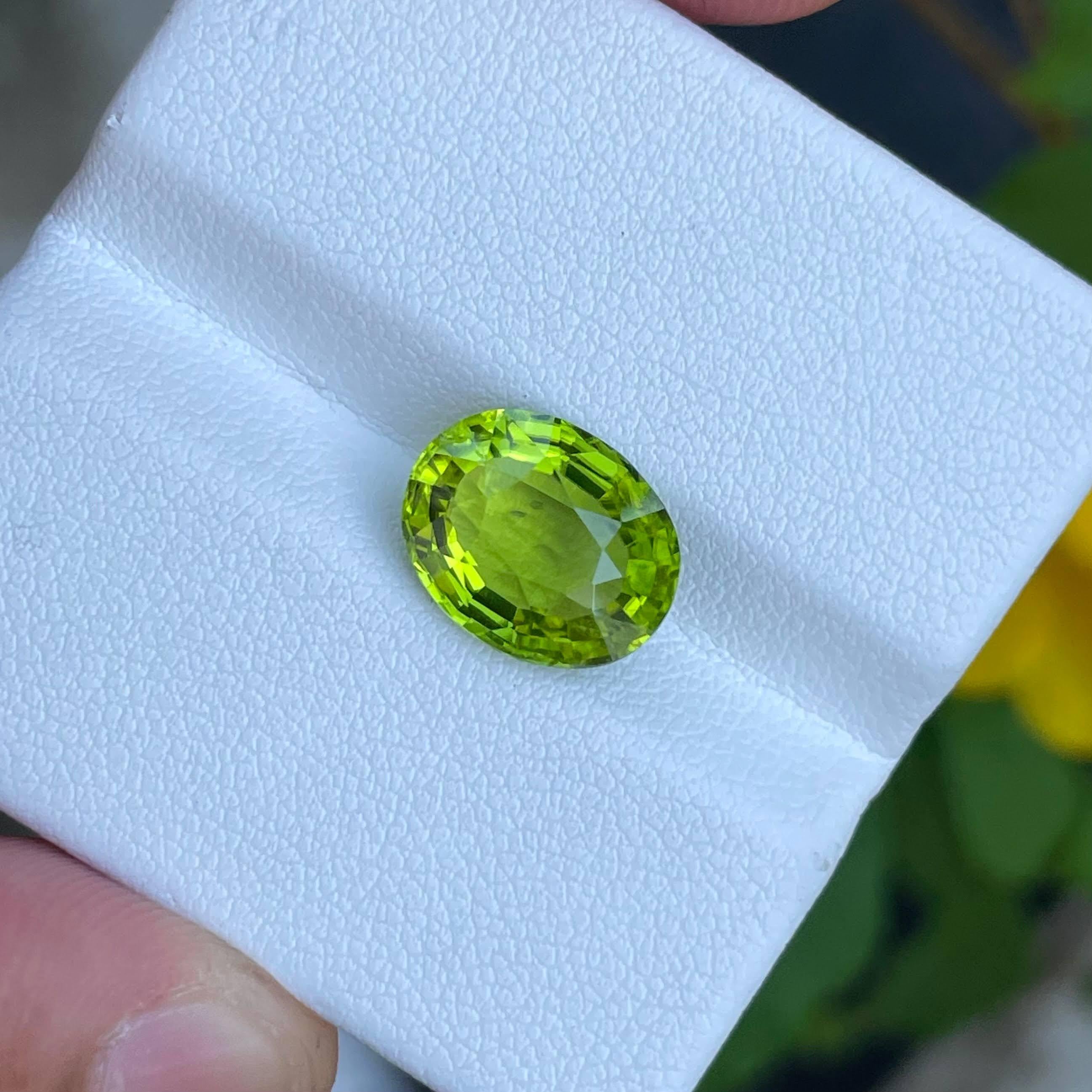 Women's or Men's 4.55 carats Green Loose Peridot Stone Fancy Oval Cut Natural Pakistani Gemstone For Sale