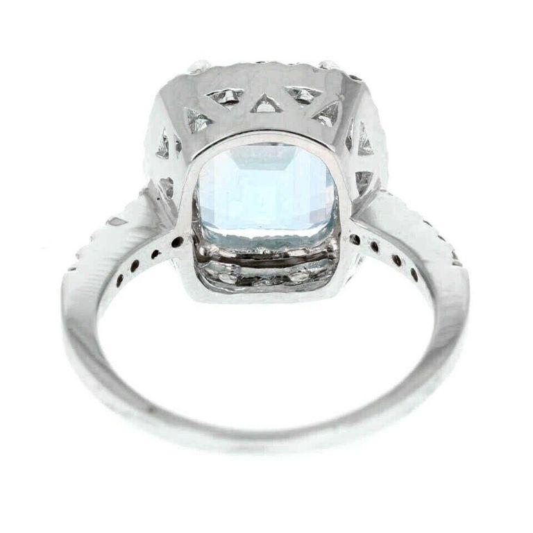 Taille émeraude Bague en or blanc massif 14 carats avec aigue-marine naturelle de 4,55 carats et diamants en vente