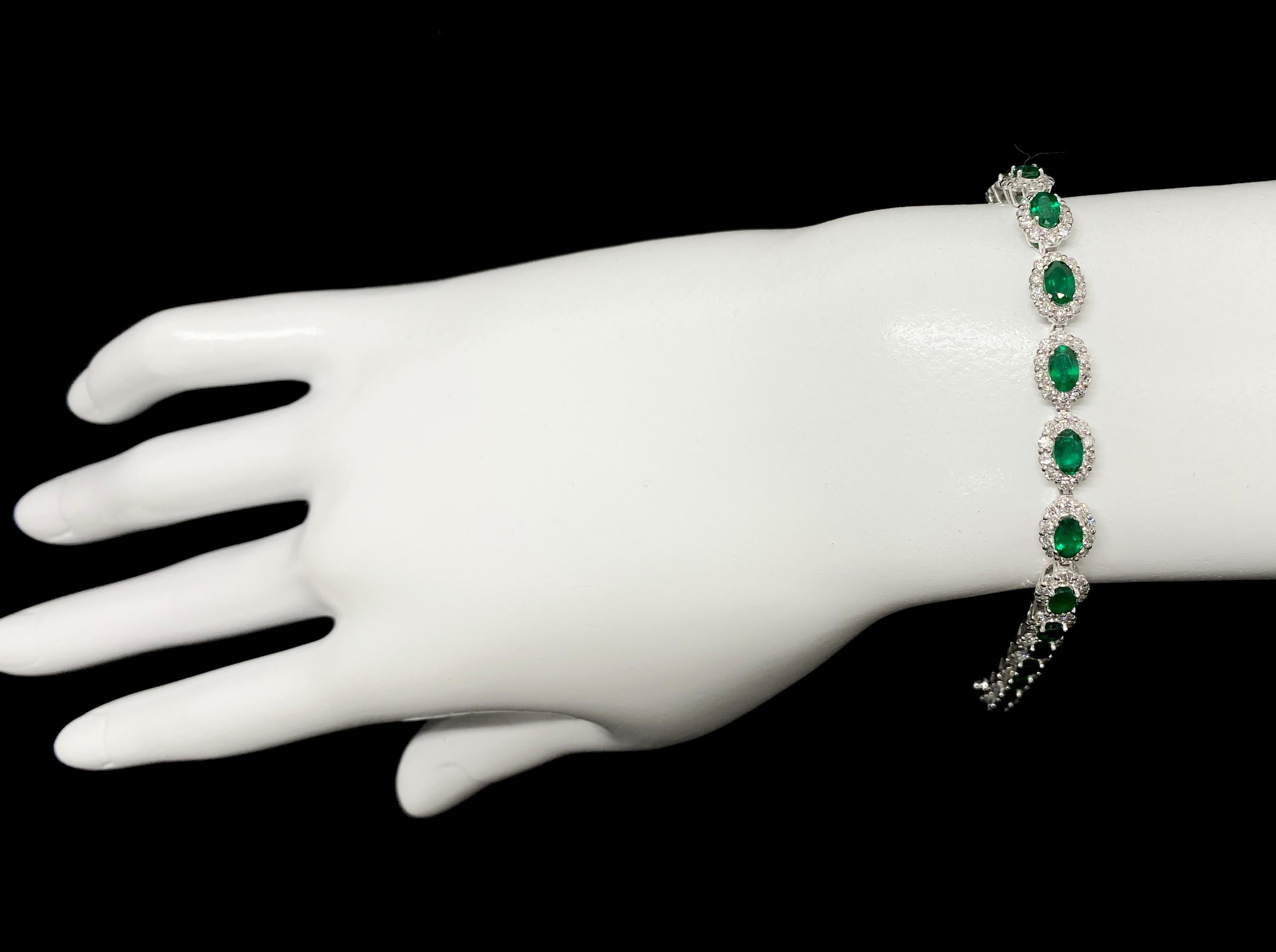 4.55 Carats, Natural Emeralds and Diamond Tennis Bracelet Set in Platinum In New Condition In Tokyo, JP