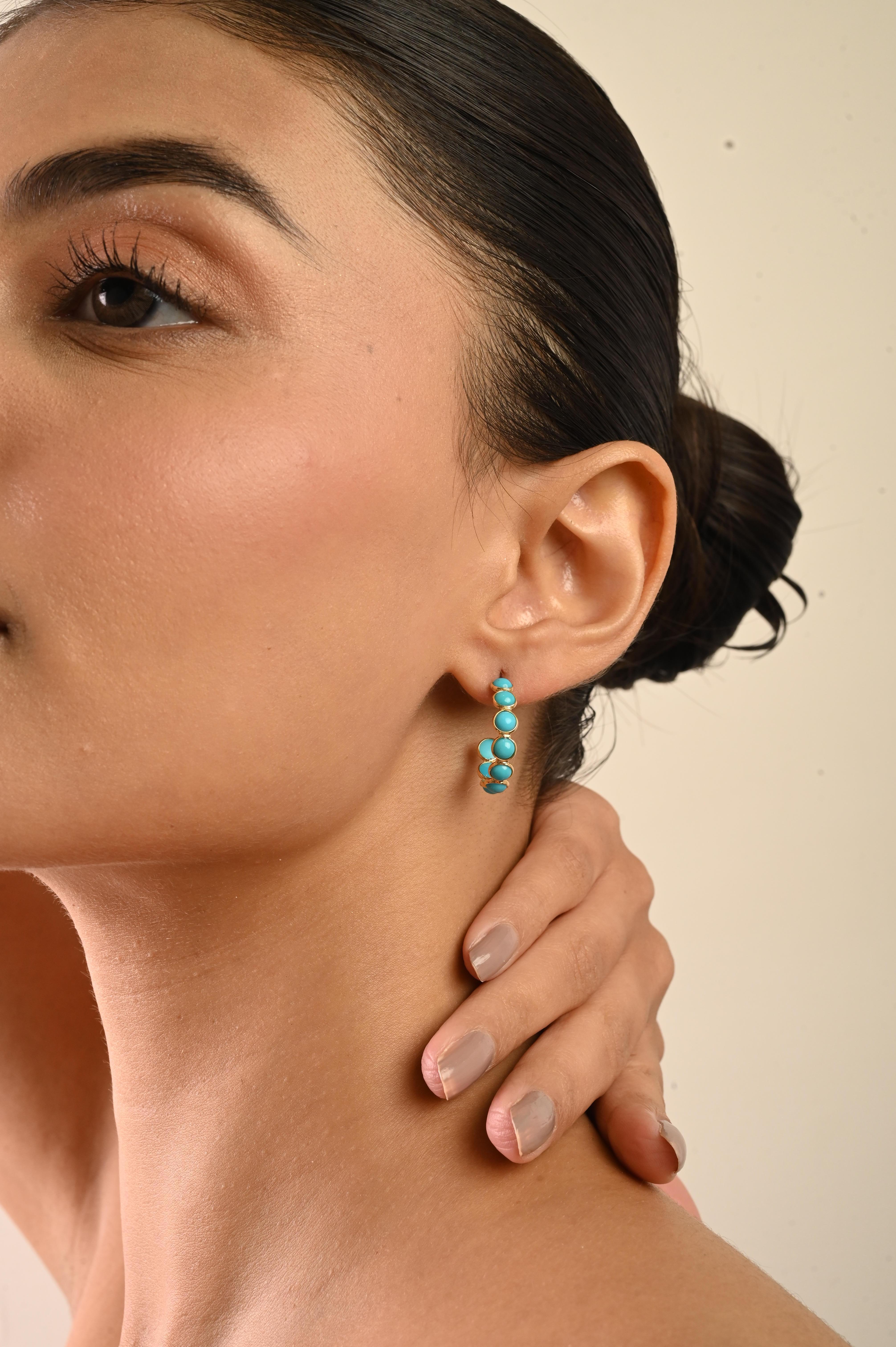 Taglio rotondo Orecchini a cerchio con cabochon di turchese rotondo da 4,55 carati in oro giallo 18 carati Gioielli di pregio in vendita