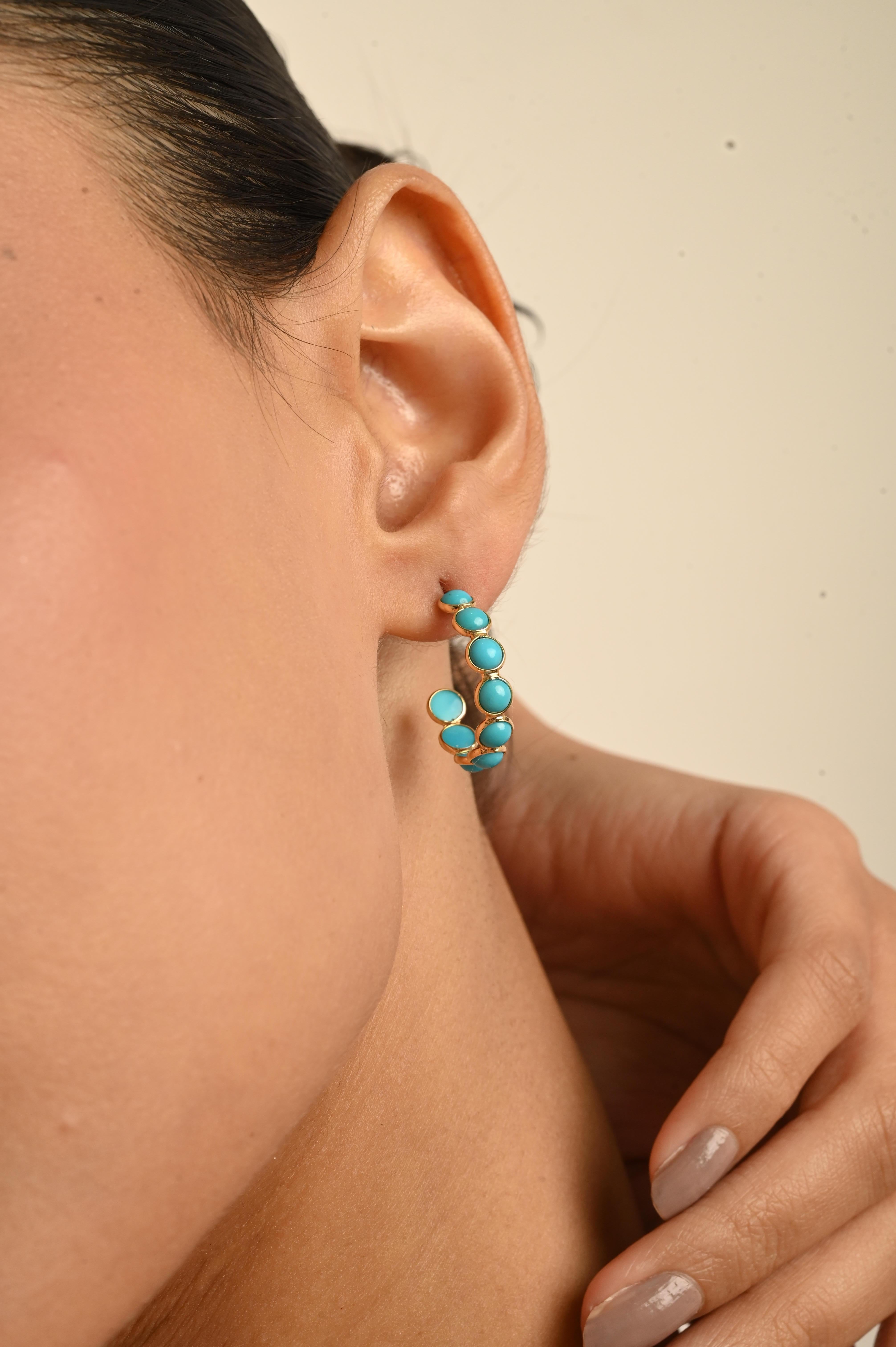 Orecchini a cerchio con cabochon di turchese rotondo da 4,55 carati in oro giallo 18 carati Gioielli di pregio in vendita 2