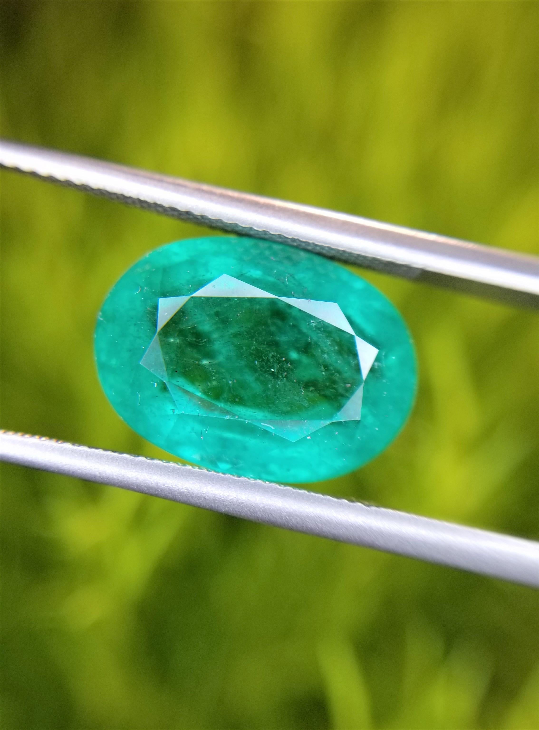 Contemporaneo 4.55 Ct peso ovale a forma di ciondolo di gemma di colore verde certificato IGITL Emerald in vendita